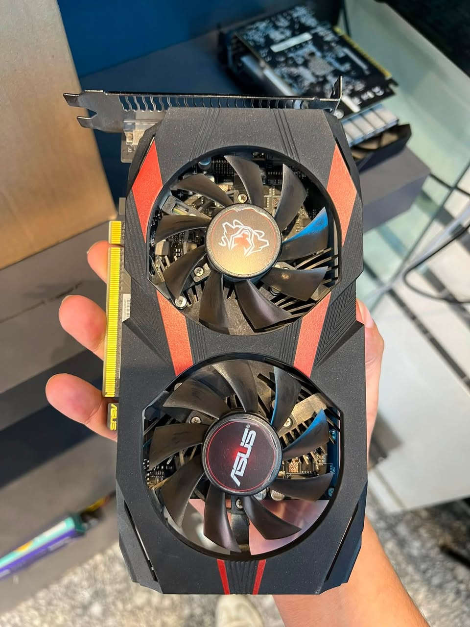 السلام عليكم 

كرت شاشة  انفيديا 1650 gtx ب130 الف وبي مجال 

كرت شاشة Asus  1050 ب75 الف

كرت شاشة pny 1060 ب100 الف 

كيس مستعمل ي40 الف وبي مجال 

رامات ddr4 16g  ب90 الف وبيها مجال 

بور سبلاي 550w  ب30 الف وبي مجال 

ملاحظة كل المذكور نظيف ومستخدم للتواصل 

***********
