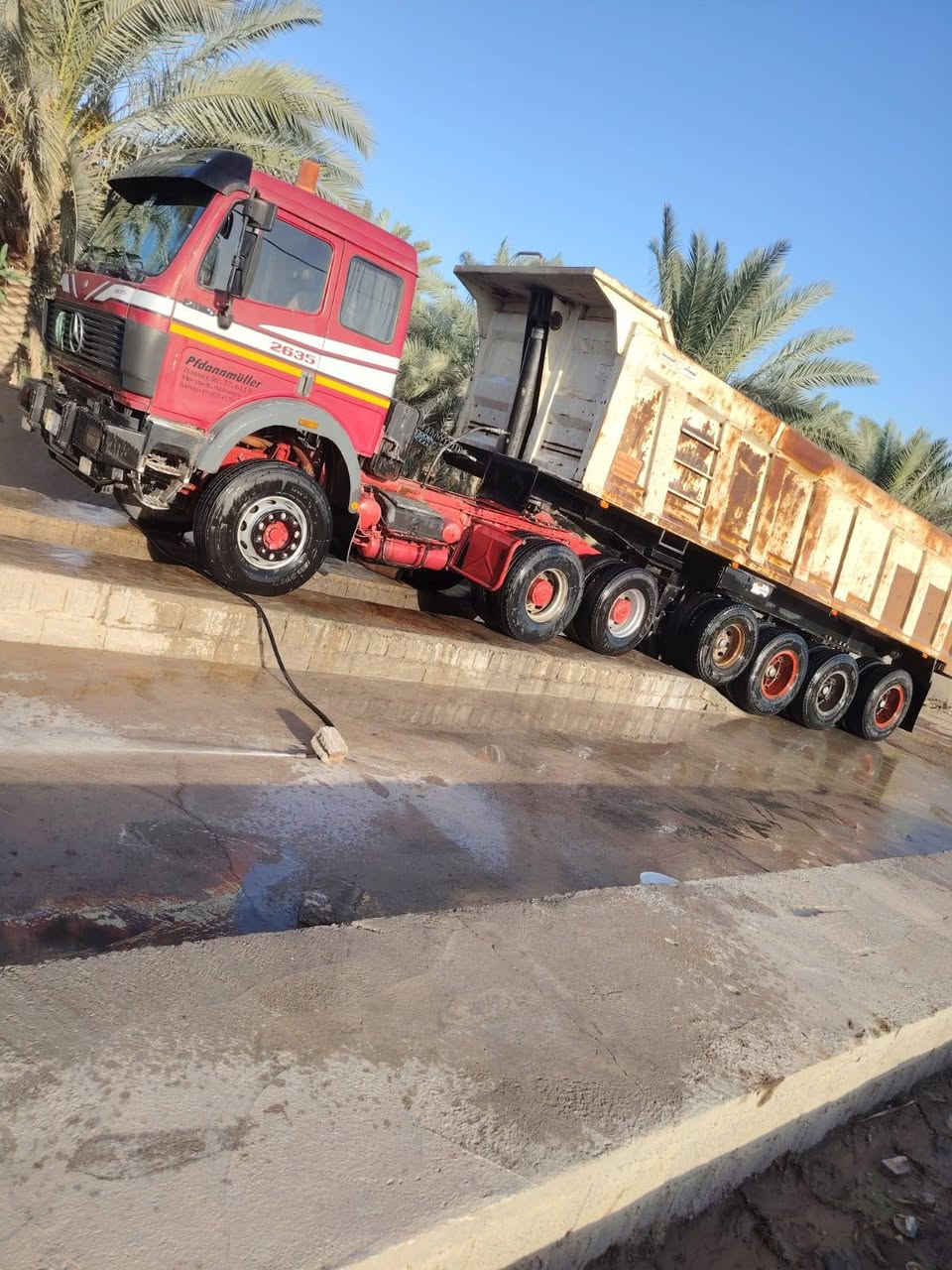 السلام عليكم سياره للبيع موديل 91 مكينه 35 كير 16 برميل مجموعه جيف رقم انكليزي بسمي 3 لوحات 
***********
