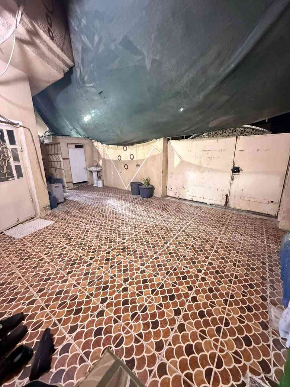 🏠 بيت للبيع – موقع المحمودية دور الري قرب الجوازات 

📐 المساحة: 156 م²
🏗️ البناء: مسلح، عمر البناء 13 سنة
📜 الطابو: صرف

✨ يتكون من:
• مطبخ
• هول
• استقبال
• غرفة نوم
• صحيات داخلية وخارجية
• عدد 2 مناور
• البيت كامل مبلط مرمر وسيراميك

📍 الموقع: دور الري – خلف كراج بغداد، بالقرب من دائرة الجوازات.

📞 للاستفسار والتفاصيل: مراسلة الصفحة أو الاتصال
***********.

🔑 فرصة مناسبة للسكن والاستثمار

