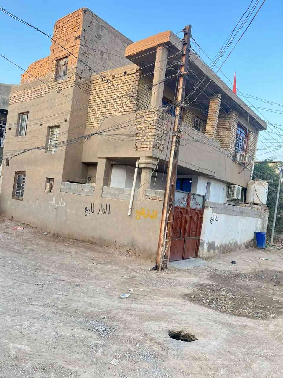 بيت للبيع 100متر مربع ركن طابقين  منطقه السبعتالاف نهايه شارع المستشفى قبل الاخير بفرع الطابق الارضي استقبال+صاله+مطبخ+غرفه+حمام الطابق الثاني 3غرف+صاله غرفتين جاهزات والبقيه عوزهن بياض 
البيت طابو ملك صرف مفروز بأسمي تحويل مباشر 
للتواصل الاتصال على الرقم
*********** موجود واتساب
