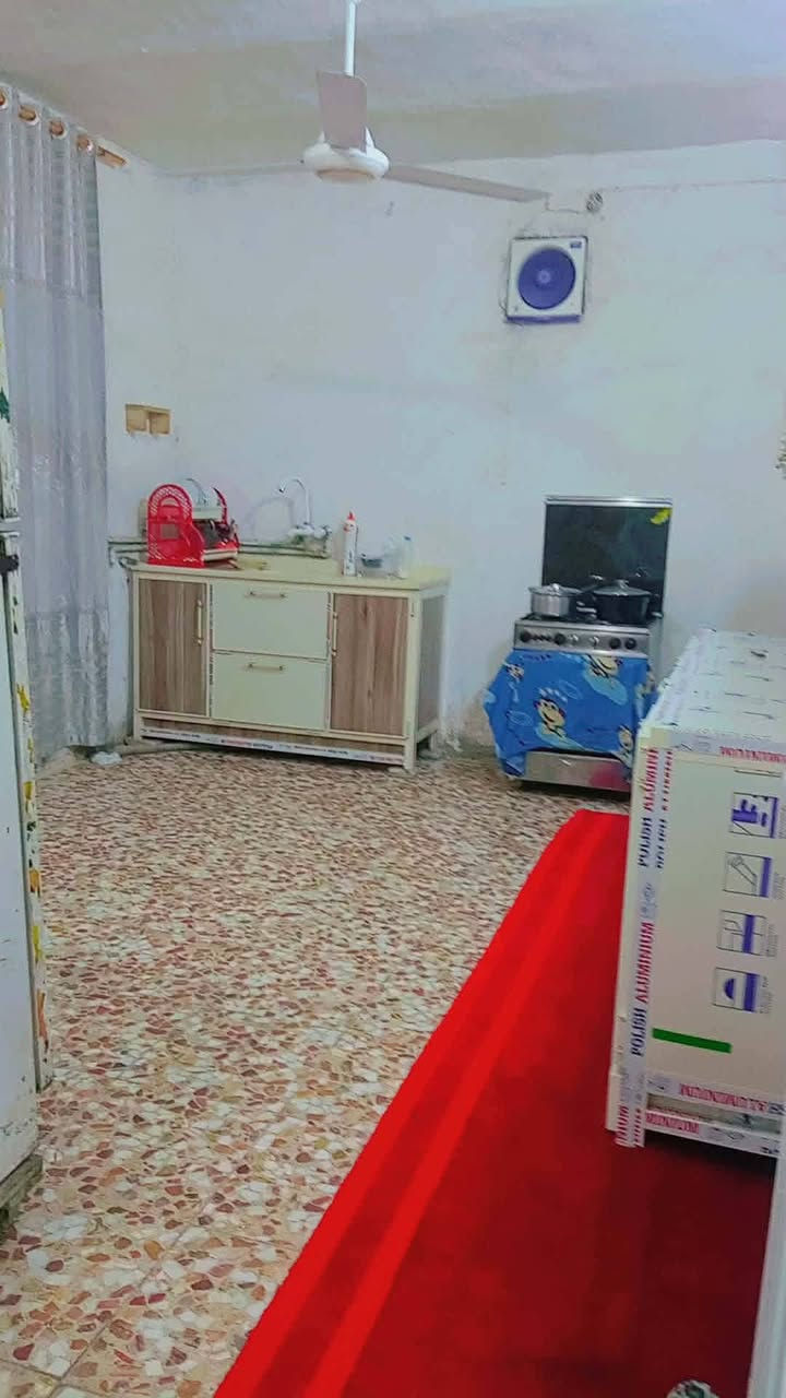 السلام عليكم بيت للبيع حله منطقة عنانه قرب مدرسة ثانوية الكرار
يتكون البيت من غرفة نوم واستقبال وكلدور ومطبخ وصحيات وطرمه مسقفه ومنور طابق واحد زراعي مكاتبه علما بأن المنطقة مفوضه بالطابو كافة الخدمات متوفره مساحة 170 م 

السعر 30 مع الغراض والغراض كلها جديده بي مجال أكثر استفسار اتصل بنا على الرقم ***********
