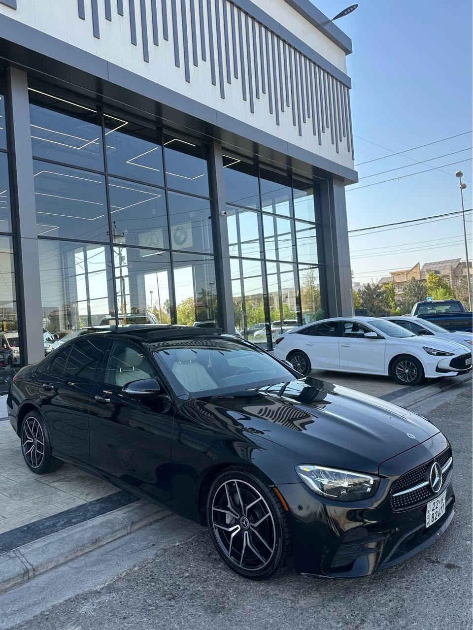 Mercedes E350 AMG 
2021 
30 000mil 
Raqam shansem danaya 👈
2 darkay bellade bastraya 
2 chamlxe peshe boyaxa 
Masafat full 
5 kamera 
Sanduq shaft 
Sama3a bilmster full 
*********** أربيل, العراق
