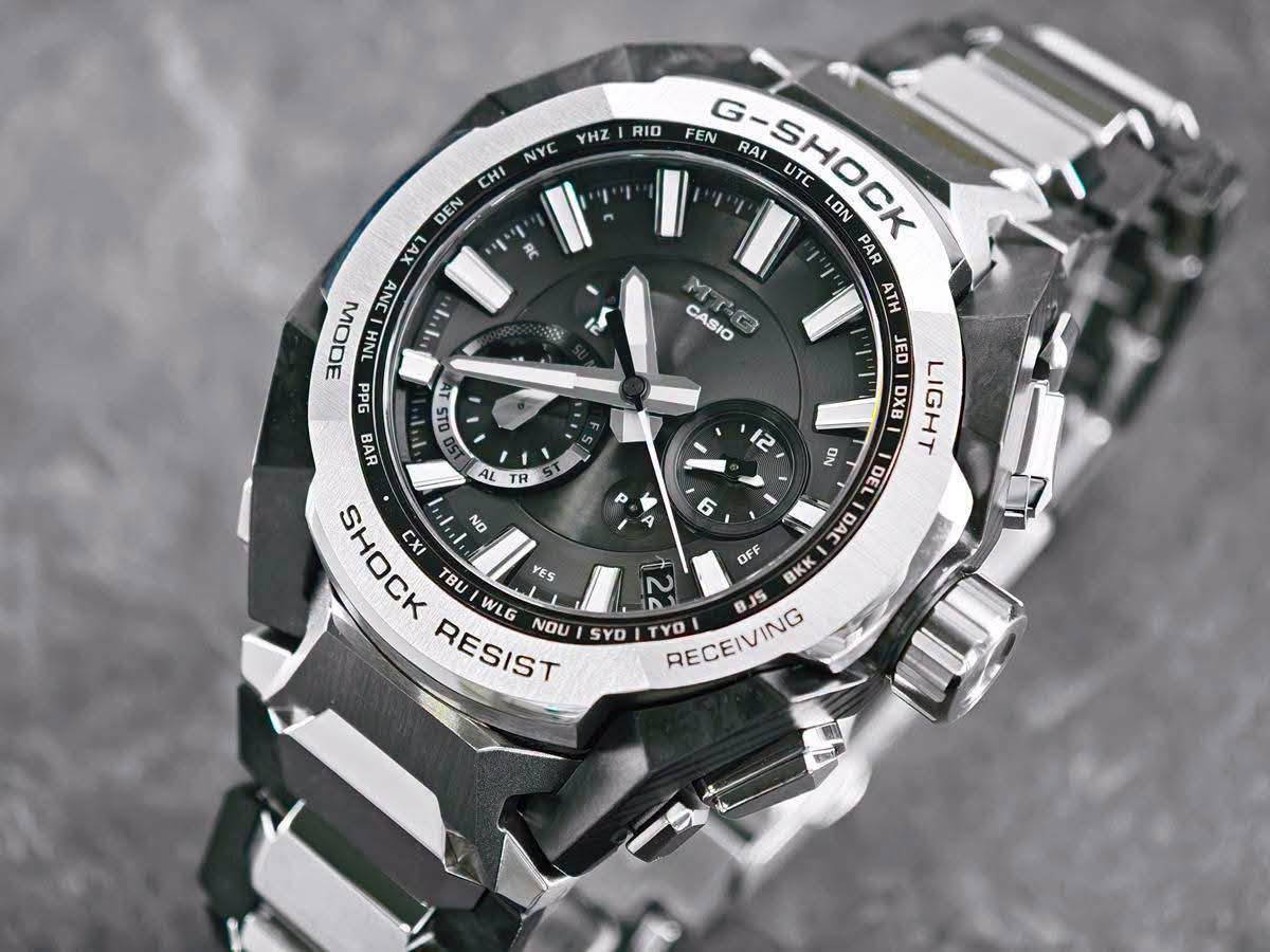 حصرياً لدى السيد للساعات 
السعر 1,500,000
Casio G-Shock MT-G Series 
وهي واحدة من السلسلة الفاخرة اليابانية MT-G التي تجمع بين المتانة الفائقة والتصميم الهيكلي الأنيق باستخدام مزيج من المعدن وألياف الكربون. تم تطوير هندسة هذه السلسلة الفريدة بالتعاون مع تقنيات الذكاء الاصطناعي لتحسين توزيع الوزن وزيادة مقاومة الصدمات.
 كافة التفاصيل، المواصفات، والمميزات الأساسية لهذه الساعة:
. التقنيات الذكية والاتصال (الأعلى تعقيداً)
• اتصال ذكي (Bluetooth® Mobile Link): تتصل الساعة لاسلكياً بالهاتف الذكي عبر تطبيق CASIO WATCHES. يتيح ذلك ضبط الوقت تلقائياً بدقة متناهية، وإعداد الساعة بسهولة، وميزة "الباحث عن الهاتف" (Phone Finder).
• التحكم اللاسلكي بالموجات (Multi-Band 6): تستقبل الساعة إشارات راديو لمعايرة الوقت تلقائياً من 6 محطات بث حول العالم لضمان دقة متناهية حتى بدون هاتف.
• نظام الطاقة الشمسية (Tough Solar): نظام شحن متطور يعمل بالطاقة الشمسية أو أي مصدر ضوء آخر، مما يلغي الحاجة لتغيير البطارية دورياً.
2. البنية والمواد التصنيعية (هندسية متقدمة)
• هيكل حماية النواة المزدوجة (Dual Core Guard): هيكل متطور يدمج بين الراتينج المعزز بألياف الكربون والفولاذ المقاوم للصدأ (Stainless Steel) لحماية الآلية الداخلية من أقوى الصدمات.
• حزام مركب من طبقات (Layered-Composite Band): سوار فاخر مصنوع من قطع معدنية مدمجة مع قطع الراتينج ليوفر وزناً خفيفاً وملمساً مريحاً على اليد مع الحفاظ على المظهر الصلب.
• زجاج ياقوتي (Sapphire Crystal): زجاج فائق النقاء ومقاوم للخدش بنسبة عالية جداً، مزود بطبقة طلاء مضادة للانعكاس لرؤية واضحة في مختلف ظروف الإضاءة.
3. الوظائف الرياضية واليومية (متوسطة التعقيد)
• التوقيت العالمي المتعدد: يدعم 38 منطقة زمنية (تغطي 27 مدينة رئيسية + التوقيت العالمي المنسق UTC)، مع خاصية التبديل التلقائي للتوقيت الصيفي (DST).
• التقويم التلقائي الكامل: يعرض التاريخ واليوم بدقة ولا يحتاج للتعديل حتى في السنوات الكبيسة.
• مؤقت وساعة إيقاف (Stopwatch): لحساب الوقت بدقة أثناء التمارين أو الأنشطة اليومية.
4. المواصفات الأساسية (الأبسط)
• مقاومة الماء حتى 200 متر (20 Bar): تجعلها مناسبة جداً للسباحة، الغوص السطحي، والأنشطة المائية القوية.
• إضاءة LED عالية السطوع (Super Illuminator): تضمن قراءة الوقت بوضوح تام في الظلام الدامس.
• عقارب مضيئة (Neobrite): طلاء فوسفوري على العقارب والمؤشرات يضيء في الظلام بعد تعرضه القصير للضوء.
