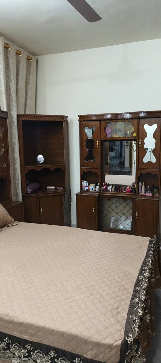 السلام عليكم     غرفه نوم للبيع سته طابقين ضخمه شغل الفلوجه مسويه قبل خمس اشهر بمليونين ونص  وسبب للبيع ضخمه مضايقه الغرفه سعرهه 900 الف وبيه مجال حك الجيه مكاني بغداد ابو غريب تلفون ***********    وهاذا الرقم بي وتس اب
