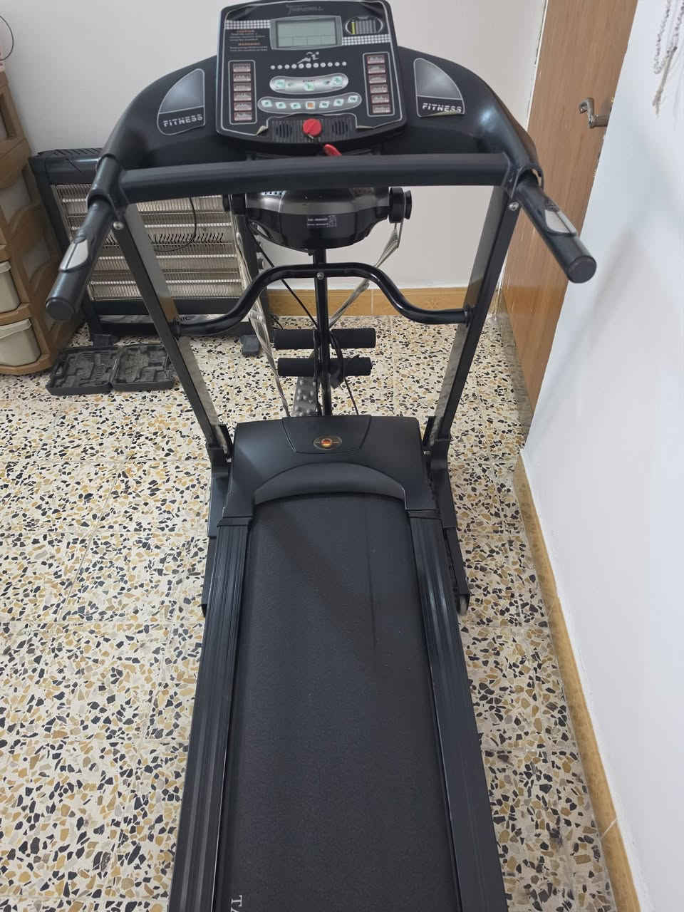 جهاز رياضة، صنع ألمانيا. مستعمل قليل 3 × 1 هزاز، ومشي، وتمرين البطن. ويتحمل أوزان ثقيلة السعر١٨٠ رقم الهاتف***********
