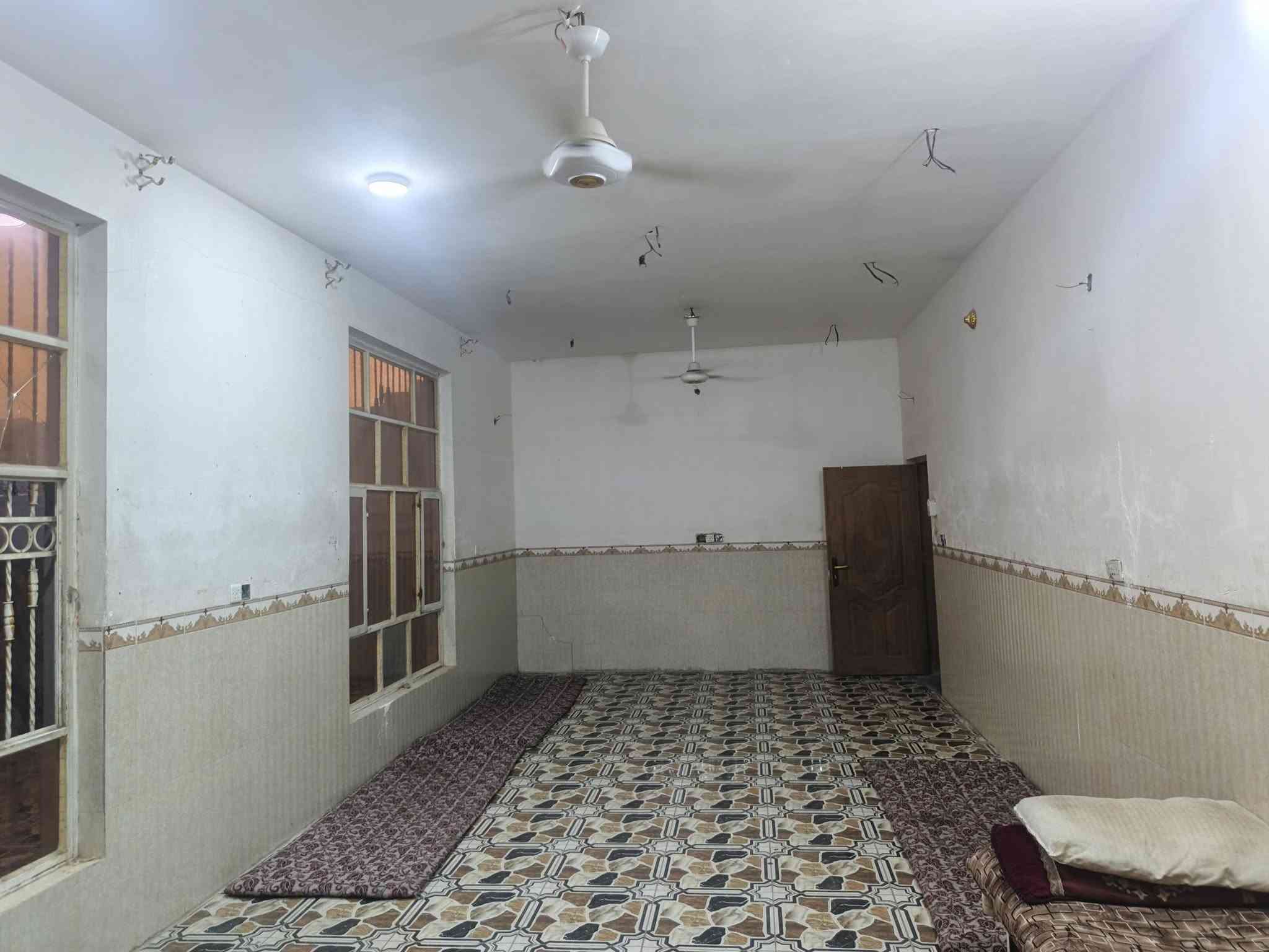 دار للبيع مع مشتمل
الدار

المساحة 800متر 
طابو زراعي سند 25
متكون من 
غرفة عدد. 2-4×5 والثانية سويت 6×5
صالة 10×4
الاستقبال 10×4
المطبخ حار 3×2 والبارد 5×4
صحيات داخية وخارجية 
ممر داير مدار البيت 
المشتمل 
متكون من
غرفة وصالة ومطبخ وصحيات 

الموقع حي العسكري قرب مولدة احمد فيصل
للستفسار اكثر مراسلة الصفحة او الاتصال عل الرقم 
***********
