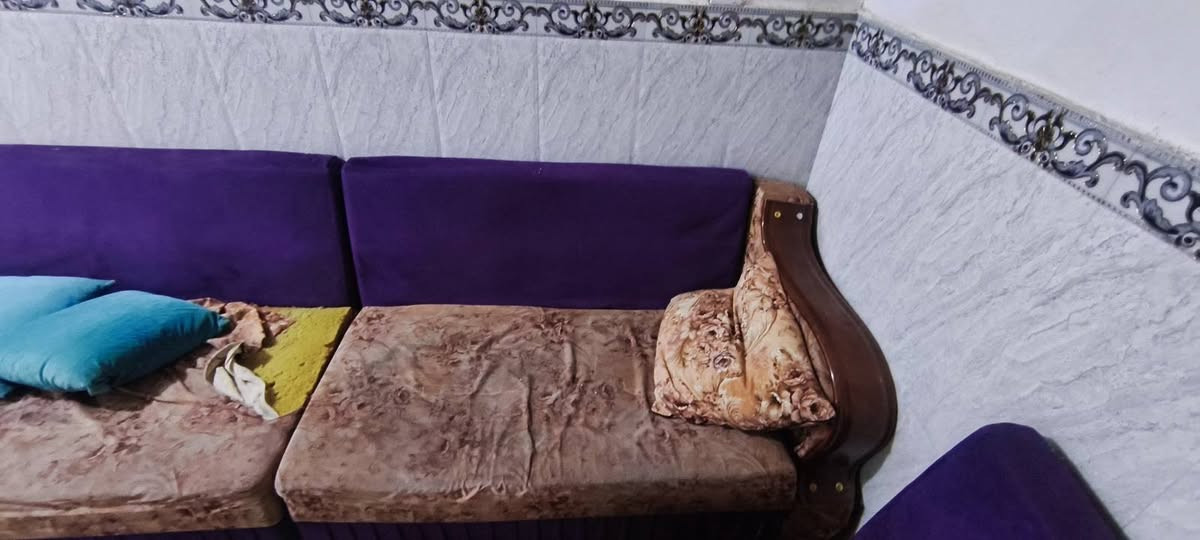 للبيع 100 الف والسيارة عليك
12 متر 
نجف كوفة حي المتنبي 
 اتصال فقط ***********
