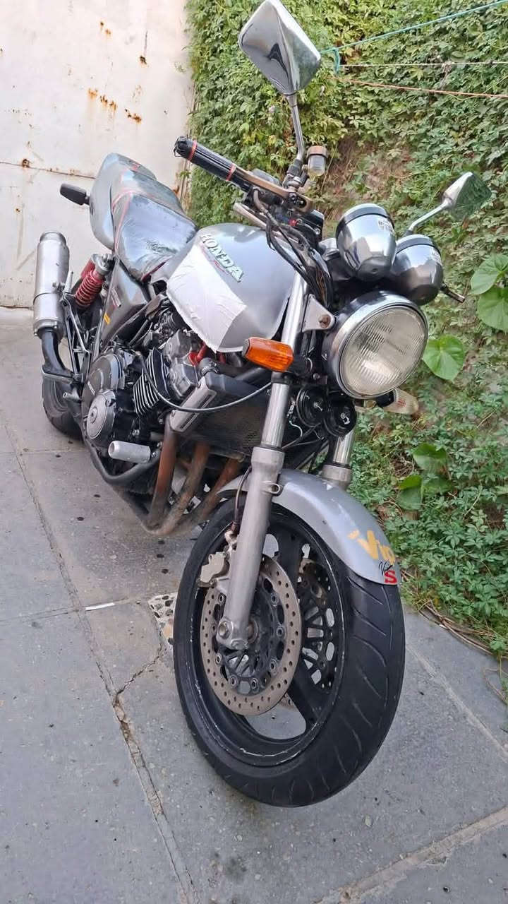 السلام عليكم CB400جيل اول للبيع دراجه ماشالله عليها فول نضافه نصبتها تخبل معدل180شرط اول ثاني ثالث بطناش دراجه جاهزه من كلشي مابيها نقص برقي سعر 12 ورقه وبيها مجال قليل مكانها الاسحاقي  الموشراي لايتعبنه رقم تلفون ***********ادمن❤️❤️
