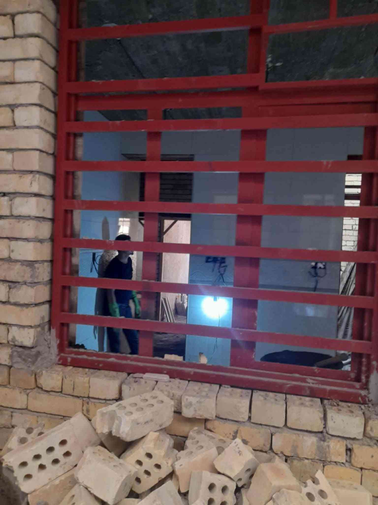 ..

لمبلغ دفعات مع
 مراحل انجاز  العمل..
باشراف كادر هندسي متخصص ذو خبرة في مجال التصميم والتنفيذ.
بغداد الكرخ قرب ساحه اللقاء 

 /للاتصال

  ***********  ( ابو جعفر ) 
متوفر واتساب
                   

مواصفات البناء:

١- تنظيف الارض بالكامل وقشط التربه حسب المنسوب .
٢- فرش طبقه من السبيس مع الحدل الجيد بحادله 13 طن ورش مبيد حشري (كلوردين )
٣- تاسيس مجاري PVC 10 بار مسلح والتنفيذ بطرق هندسيه
٤- تسليح الرفت بشيش f f حصيرتين ابعاد 25x25 وجسور على جميع الاضلاع
٥- صب رفت بسمك 40 سم باستخدام سمنت مقاوم للاملاح مع حصو مكسر ورمل فحص درجه اولى 
٦- صب بتلو وتسقيط الخريطه 
٧- بناء الطابق الأرضي بالطابوق الجمهوري درجه اولى خالي من الاملاح بنسبة 75% ارتفاع البناء 3.2 م 
٨- صب الجسور بارتفاع 30 سم 
٩- تسليح السقف بالشيش ff 
١٠- مد شبكات الكهرباء والجكشنات  وتاسيس شبكه للستلايت دفن
١١- صب السقف بارتفاع 20 سم 
١٢- عمل الطابق الاول بنفس المواصفات الطابق الارضي 
١٣- تاسيس الماء بثلاث خطوط بوري PVC مسلح
١٤- تاسيس انابيب السبالت وانابيب التقطير 
١٥- تنظيف موقع العمل بالكامل وعمل شتايكر السقف مع فلين مضغوط درجه اولى 
١٦- القيام باعمال اللبخ للستائر والمناور مع النثر 
١٧- القيام باعمال البياض للجدران الداخلية درجه اولى

١٨- تغليف جدران الحمامات والمطبخ بالسيراميك وحسب اختيار صاحب الدار 
١٩- محجر للسلالم حديد درجه اولى 
٢٠- تغليف الارضيه كاشي عراقي او بورسلين ايراني 
٢١- عمل ازاره سيراميك ايراني وحسب اختيار صاحب الدار
٢٢- ابواب داخليه خشب عراقي
٢٣_ شبابيك حديد والنقشه حسب اختيار صاحب الدار 
٢٤- باب خارجي تفصال 
٢٥- باب الحمامات PVC
٢٦- الواجهه نثر وتطعيم حجر (قرض) مع عمل كوبلنات للابواب والشبابيك .

نص مكتوب في الصور:
- السوق المفتوح
- opensooq