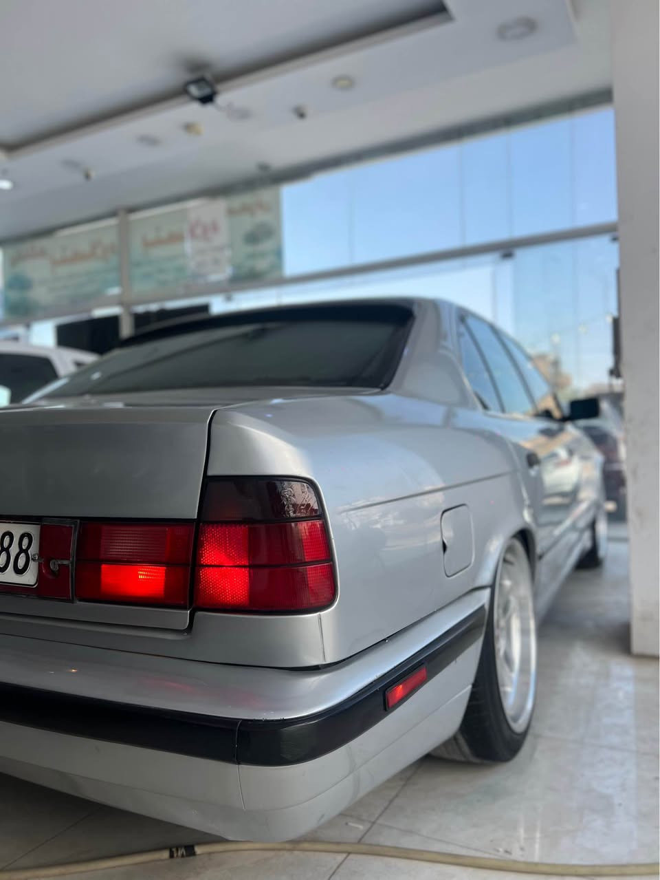 Bmw E34بو فروشتن 
گيرومه كينه و ته بريد به شه رت 
ته بريد له سلورى به شه رت 
520 فول فولى گيرعاديه
سلايد جام كاره با ئاوينه كاره با
ناو غورفه ى جلدى ره ساسيه 
ره قه م سه نه وى نويه تا2030
جوارتايه و ويلىM 18لوكى له ژيره 
شوين هه ولير *********** أربيل, العراق
