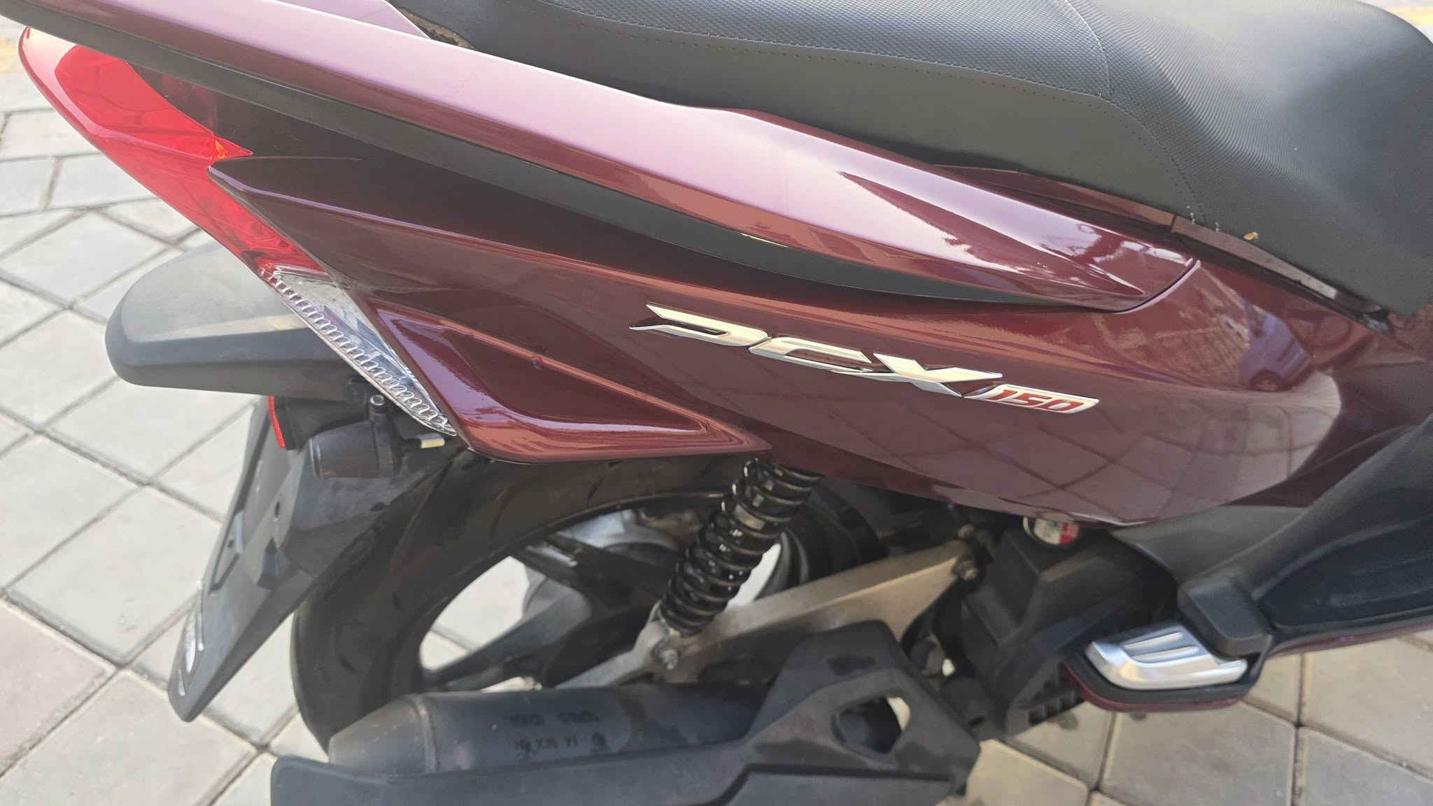 السلام عليكم PCX جيل ثاني 🇯🇵 ياباني
‏​⚙️ المحرك: 150CC
‏​🎨 اللون: ماروني مميز ❄️.  
‏ماشية 18الف وبل يابان ماشية 14الف 
‏سويجات العدد 2
‏مواصفات
‏كامرات اجت بيهة من 🇯🇵اليابان✅
‏تدفئة بل يدات ✅
‏حساس ازدحام ✅
‏حساس استان ✅
‏الدراجة ورقة المزاد مالتهة وصور اليابان وتقريرهة  مالتهة موجود    
‏🛠️ الدراجة: مكفولة    
‏​​📍 الـمـكـان: بـغـداد :الشعب 
‏📱 لـلـتـواصـل والإسـتـفـسـار: (‪***********‬) 
‏

نص مكتوب في الصور:
- HONDA PCX150 Inspected Sold Starting price 0 ¥ 0 ¥ Final price 196 000 ¥ 112 000 ¥ Cost calculation Price in yen 112 000 ¥ Finish price in yen 000 000 ¥ Calculate Overall rating 4 Year of registration 2016 Mileage 14 567 km Mileage history 0 km Displacement 150 cc