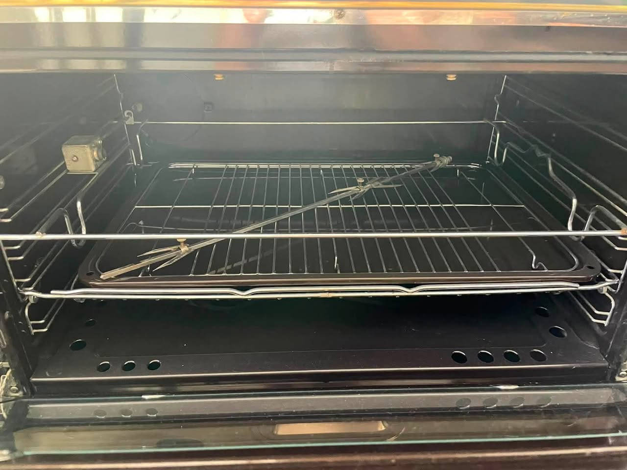 طباخ و ثلاجة و كاونتر
🔸 طباخ كريازي أصلي (5 عيون)

 الحالة: أخو الجديد (بالباكيت)، والفرن غير مستخدم نهائياً.

 السعر: 500,000 دينار.

🔸 ثلاجة أريستون (Ariston) حجم 18 قدم

 الحالة: جديدة، استعمال قليل جداً ومحافظ عليها.

 السعر: 550,000 دينار.

🔸 كاونتر ألمنيوم مع سنك مزدوج

 القياسات: قطعة السنك (مترين)، والملحقات (مترين و٢٠سم).

 السعر: 400,000 دينار.

للاستفسار والتواصل، يرجى إرسال رسالة على الخاص او الاتصال على الرقم التالي:

***********
