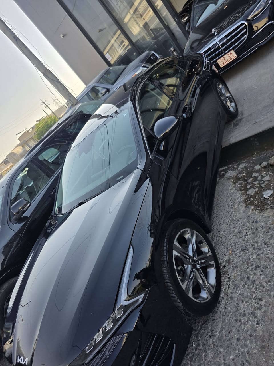 السلام عليكم حبايب 🩶
🚘 للبيع كيا K5 EX موديل 2024، اللون اسود، وارد أمريكي، سيارة نظيفة جداً، جاهزه ومناقصها اي شي 

✨ المواصفات: Ex اعلى فئه

* محرك 1.6 Turbo GDI.
* جير أوتوماتيك 8 سرعات.
* 4 أوضاع قيادة: Smart - Custom - Sport - Normal
* قيادة شبه ذاتية (Lane Following Assist).
* مثبت سرعة ذكي (Smart Cruise Control).
* تحذير الخروج عن المسار مع تصحيح المسار.
* بريك طوارئ تلقائي (Automatic Emergency Braking).
* نظام الثبات الإلكتروني (ESC).
* نظام مانع الانزلاق (Traction Control).
* مراقبة النقطة العمياء (Blind Spot Monitoring)
* كاميرات 360°
* كاميرا خلفية مع حساسات أمامية وخلفية.
* شاشة كبيرة تدعم Apple CarPlay وAndroid Auto.
* نظام صوت BOSE الأصلي.
* تشغيل بصمة وبصمة أبواب (Smart Key).
* تشغيل عن بعد.
* مرايا شفط وقلاب كهربائية.
* فتحة سقف بانوراما.
* مقاعد جلد 
* مقاعد أمامية كهربائية.
* تبريد وتدفئة للمقاعد الأمامية.
* تدفئة المقود.
* ميموري (Memory Seat) لمقعد السائق.
* شاحن لاسلكي.
* مكيف أوتوماتيك دبل زون.
* إنارة LED أمامية وخلفية.
* حساسات إنارة أوتوماتيكية.
* Auto Hold.
* فرامل يد إلكترونية (EPB).
* الدشبول صاجي 

📌 العداد: ٥٨ ألف Mile.
📌 الحادث: صندوق اصبعين بل بونت الحادث موجودة ضمن الصور 
📌 السيارة إيرباك، ستيرن بدون لغود، بدون شواصي، 
📌 رقم أربيل حره بأسمي تحويل ثاني يوم سنويه
العنوان اربيل عنكاوه
📞 للتواصل: خاص أو على الرقم ***********

