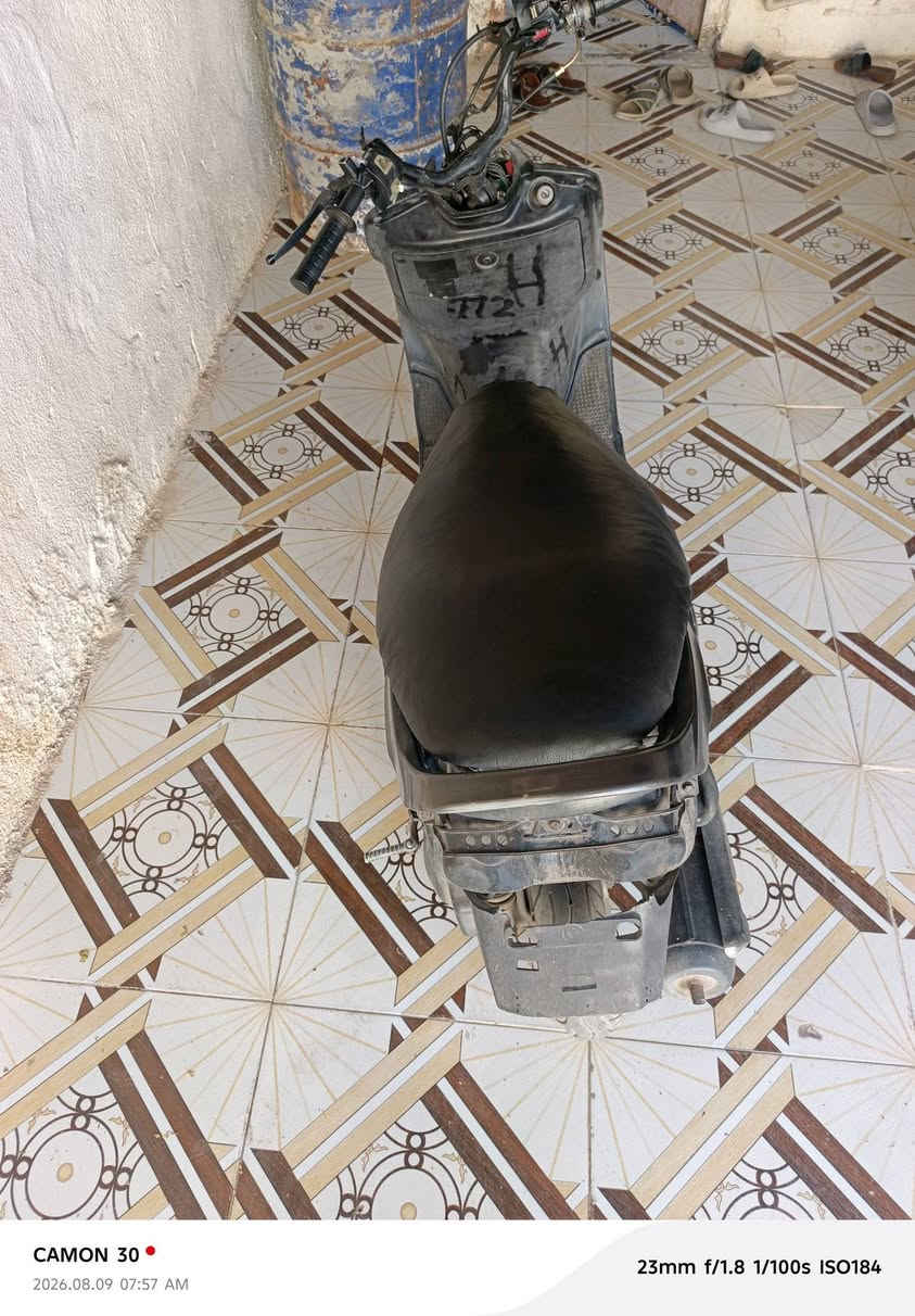 دراجه فراشه عله ترابهه للبيع السعر 200وبيهه مجال لعيونكم دراجه اوراق ومكينه مرتبه بس بدون كفرات والشراي *********** ينتصل او واتساب
