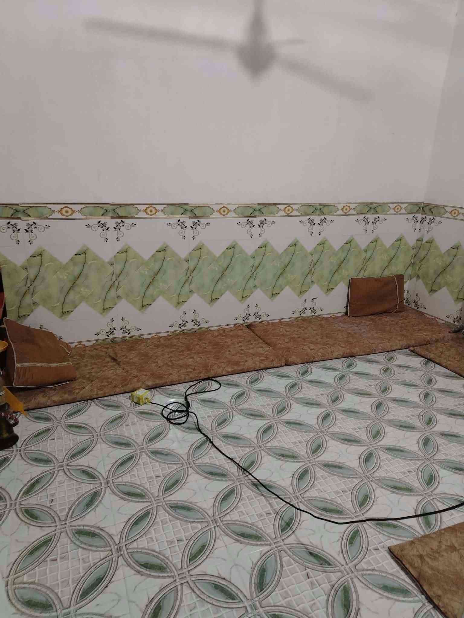 بيت مساحه 100 متر زراعي
غرفتين 
صاله 
طارامه 
حمام  خارجي 
صحيات خارجي
***********
***********
