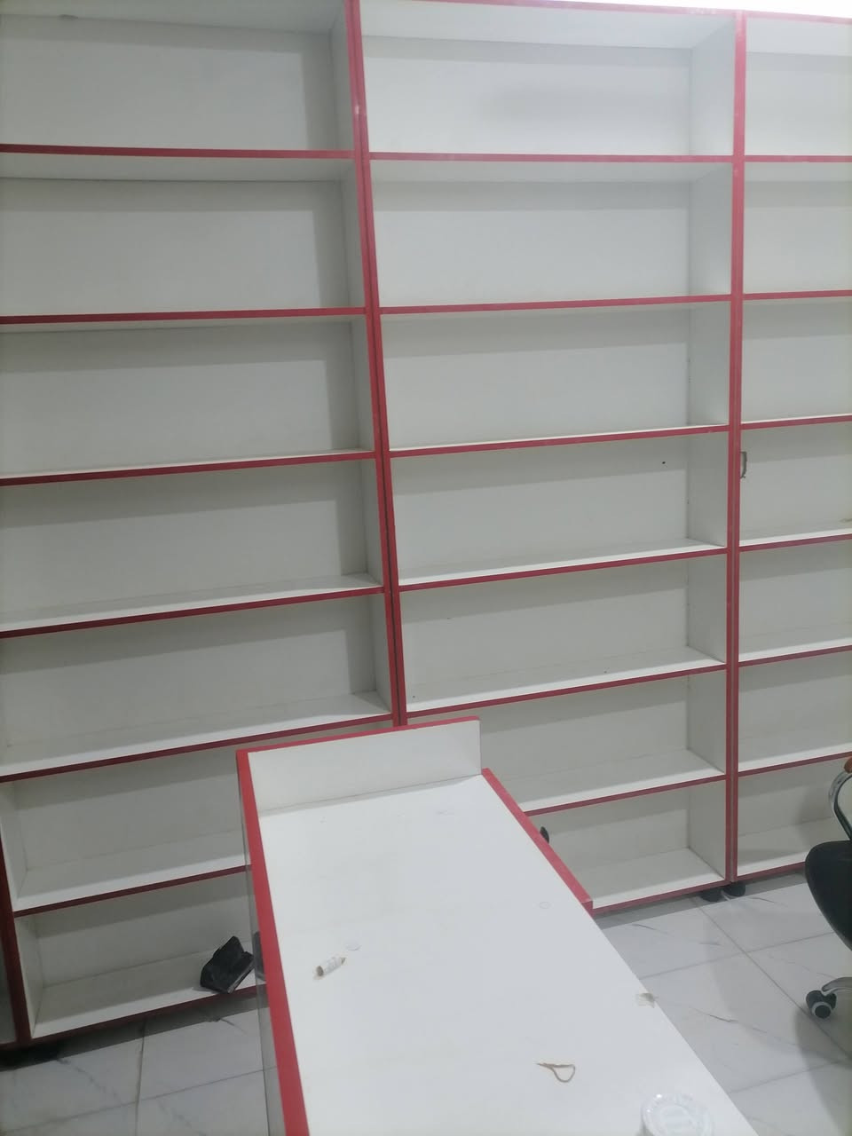فاترينات ارتفاع مترين ونص وعرض متر عدد ١٥ فاترينه + ميز طول ٣ أمتار وارتفاع متر وعشره جدد استعمال قليل للأسفسار التواصل عله الرقم ***********
