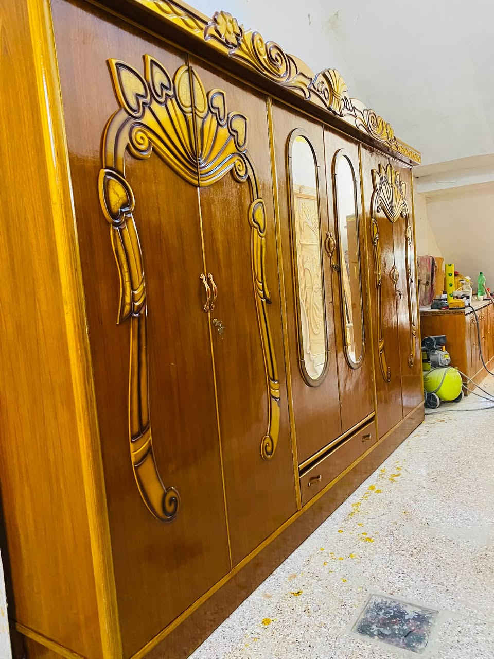غرفة نوم عراقي مستخدم اخو الجديد 6 باب طابق عالي شغل مرتب ضهر جرجوبة السعر 575 الف وبيها مجال للطيبين 
رقم الهاتف ***********
