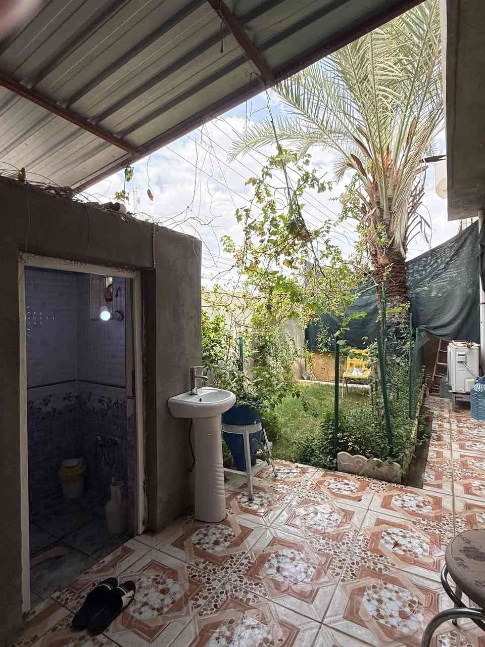 بيت طابو صرف ٢٠٠م 
طابقين 
الطابق الاول ( غرفتين نوم ) و (صحيات سيرامك) و(هول داخلي بي درج ومنور) (مطبخ )و ( هول ثاني )و ( استقبال كبير) و( كراج سيراميك) و( حديقة ) و( صحيات خارجية) 

الطابق الثاني
( غرفتين نوم ) و ( صحيات) 

علما انه المنزل قريب على المدارس الابتدائية و الثانوية وشارع تبليط كامل و منطقة نظيفة جدا قريبة على المواصلات 

سعر المنزل ١٥٥ مليون و بي مجال العنوان حي النداء قرب اسواق ماجد ***********

