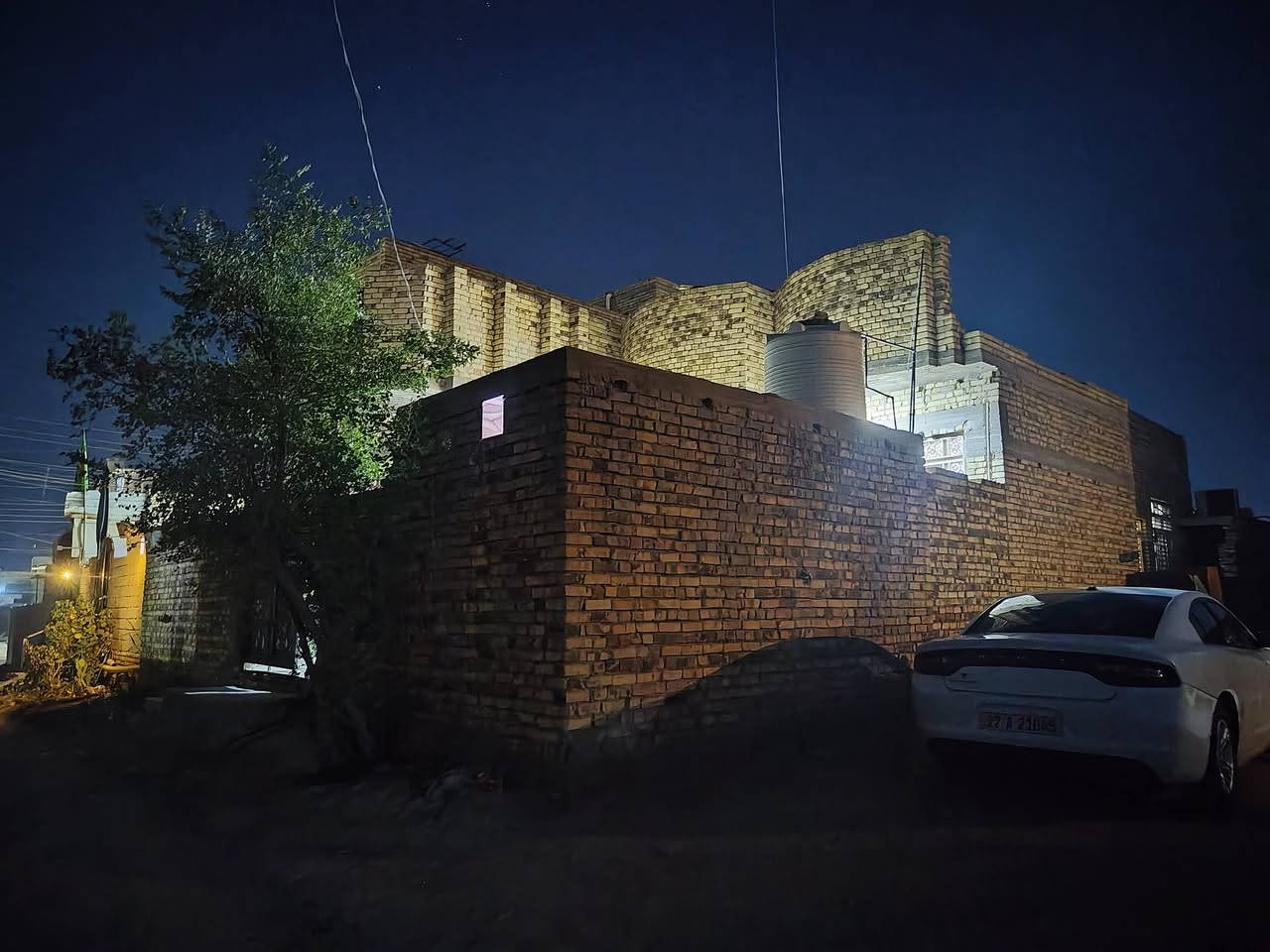 السلام عليكم بيت للبيع في سوق الشيوخ منطقة الدجين الثانيه قرب حسينة الحاج كشكول تتوفر كل الخدمات من ماء كهرباء اسواق مستشفى مدارس تتوفر كل الوسائل وقريب على الشارع التبليط يبعد عن الشارع الرئيس 30متر فقط المساحه 300يتكون من استقبال (ديوانيه) طول 11متر وعرض4م هول مدخل البيت عرض3م طول6م مطبخ 5م×4م صاله عرض 5م×10م درج دائري غرف عدد اثنين طول 5م×4م صحيات كامله بيت بناء طابوق بناء البيت جديد وحديث وجاهز يحتاج بعض التشطيبات البسيطه للتفاصيل اكثر الاتصال وتساب فقط ع هذا الرقم ***********
