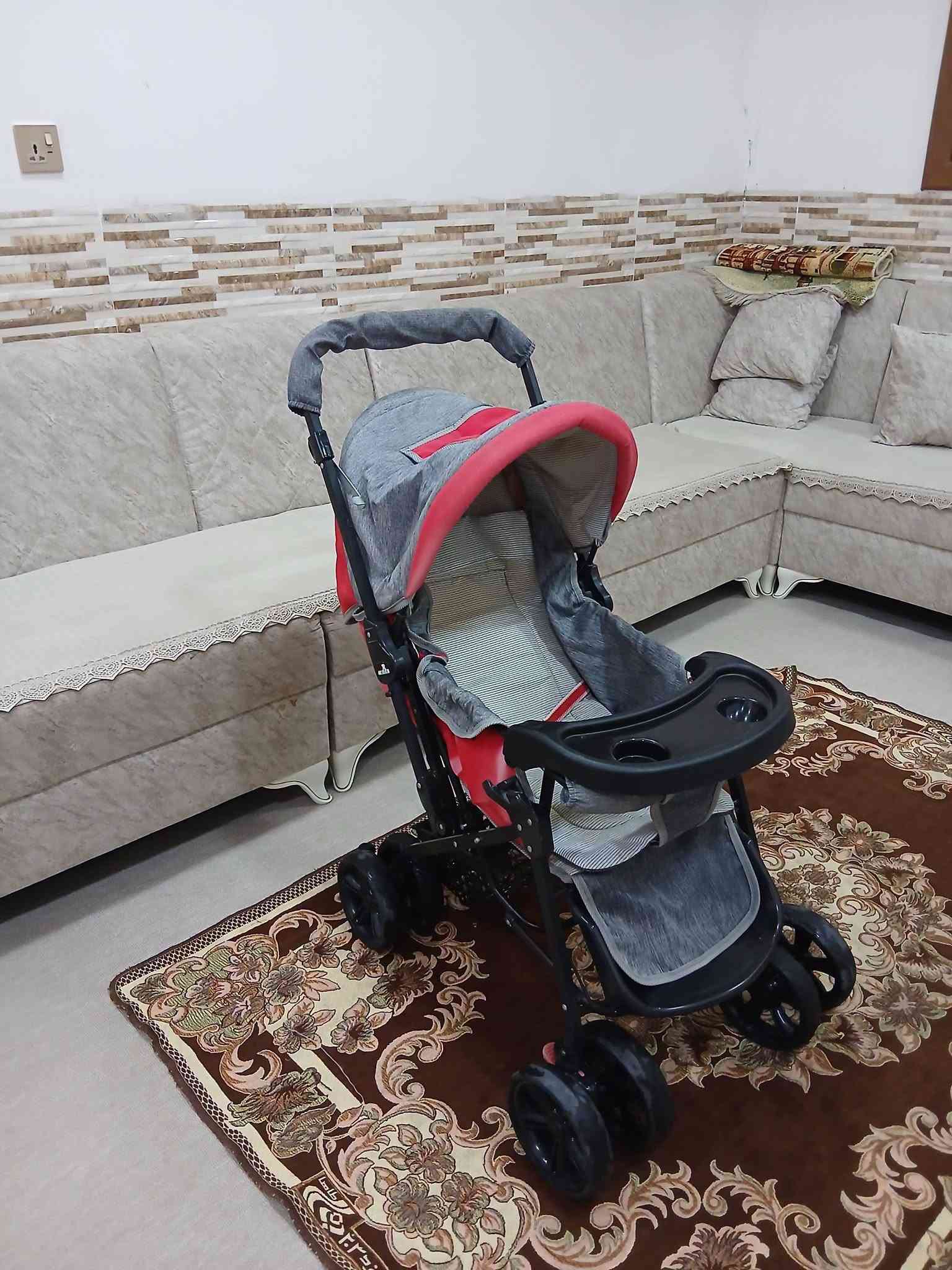 عربة أطفال • قابلة للطي • نظيفة