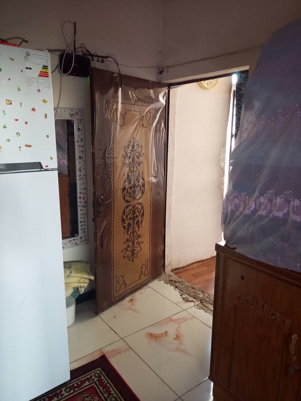 بيت تجاوز للبيع بالزعفرانيه قرب شقق سعيده مكان ممتاز كهرباء 3 فيز وماء وجميع الخدمات قريبه من أسواق ومدارس ومراكز صحية متكون من
طرمه صغيره 
هول
صاله صغيره 
غرف نوم عدد 3 
مطبخ 
وحمام 
وترك خلفي كبير 
للاتصال على الرقم بيه واتساب ***********
