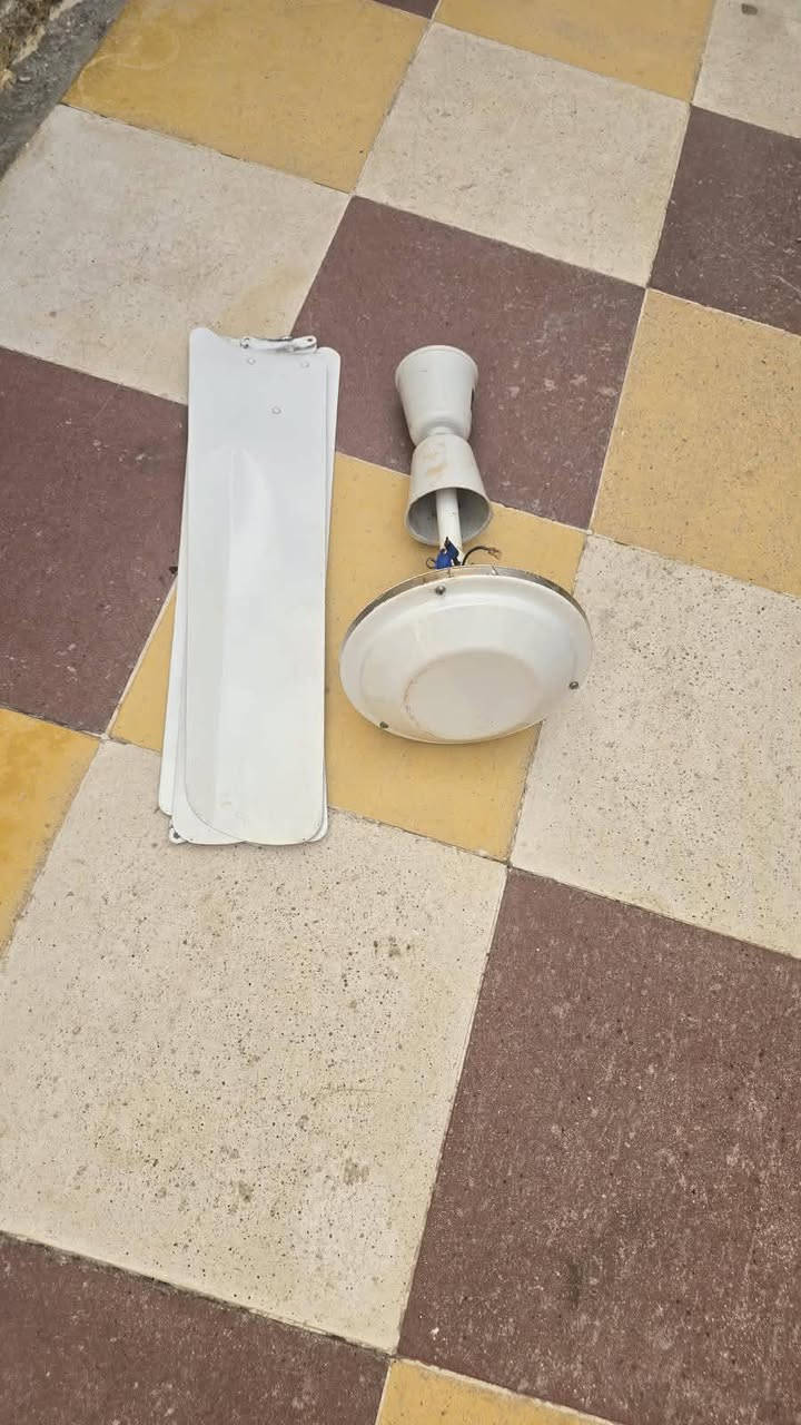 السلام عليكم
مروحه للبيع عربيه اصليه شغاله
