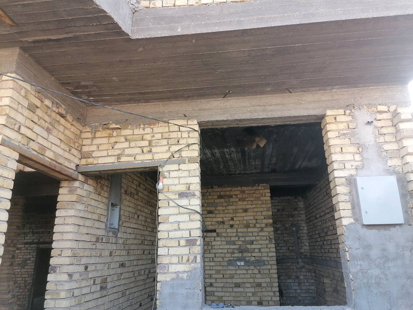 بيت طابو زراعي للبيع 200متر البناء طابوك الأساس صب السقف صب يحتوي البيت من استقبال +مطبخ حار وبارد+صاله كبيره غرفتين ثلاث مكشوفات حمام مرافق داخلي وخارجي النجف شارع المعمل قرب جامع الخزاعل