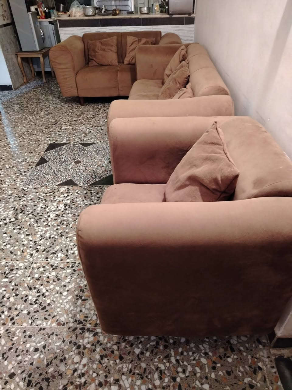 السلام عليكم بلازمه+تخم+ميز
للبيع شرط جوه السوك كلهن500 
الميز + الابلازمه 350 بيها مجال 
قياس الابلازمه 55 التخم 
اربع مقاعد 150 بي مجال بسيط 
للتواصل واتساب أو هاتف 
*********** واتساب هاتف
مكاني بغداد حي البساتين
