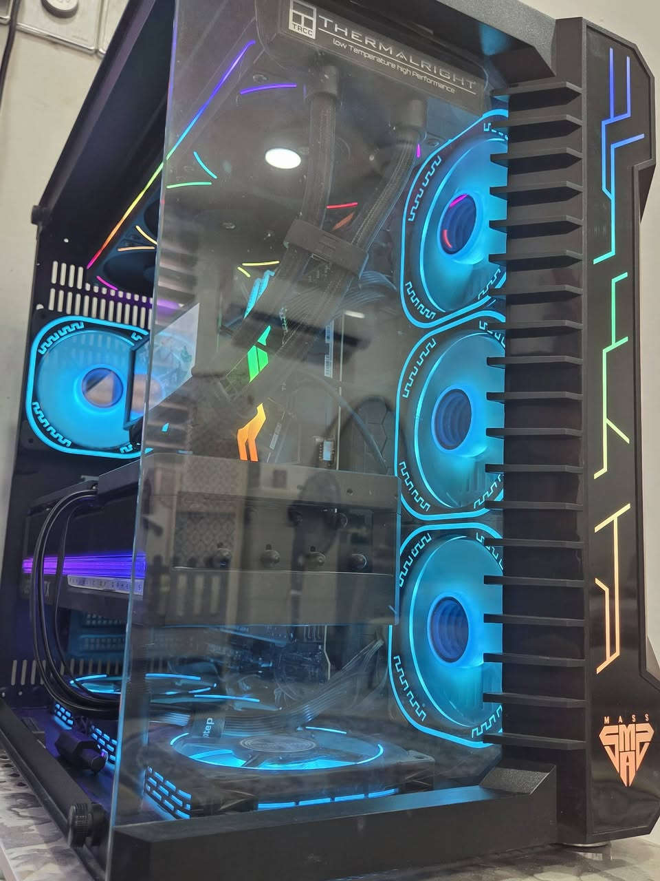 كيس فقط للبيع واذا قطع عادي استخدام كلهن قليل اقل ست اشهر 

• CPU: Intel Core i7-14700KF ٤٥٠ الف
• GPU: ASUS ROG Astral RTX 5080 ٣٢٠٠ الف
• Motherboard: MSI Z790 Gaming Plus WIFI ٢٧٥ الف
• RAM: 32GB (2×16GB) DDR5 6000MHz CL40 ٦٥٠ الف
• CPU Cooler: Thermalright Trofeo Vision 360 Liquid ١٧٥
• SSD: 1TB M.2 NVMe ١٥٠ الف
• PSU: Segotep GM1000W 1000W 80+ Gold ١٥٠ الف
• Case: Mass M06 ٥٠ الف
واذا كامله ٤٧٥٠ اربع ملايين وسبعميه وخمسين
مكاني بغداد الحريه 
***********
