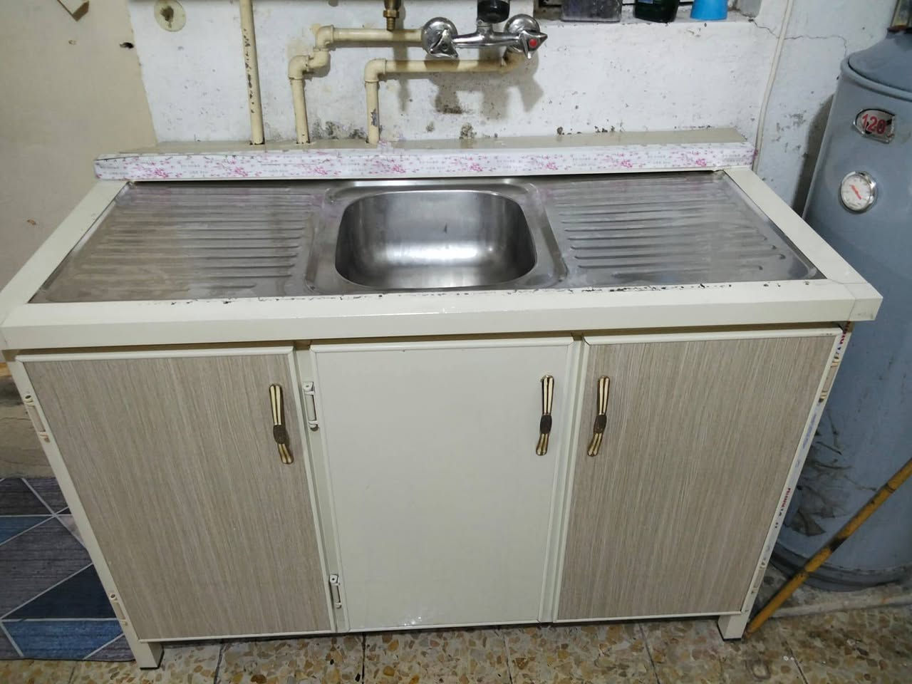 كاونتر نظيف  ب ٣٠٠ وبيه مجال
***********
