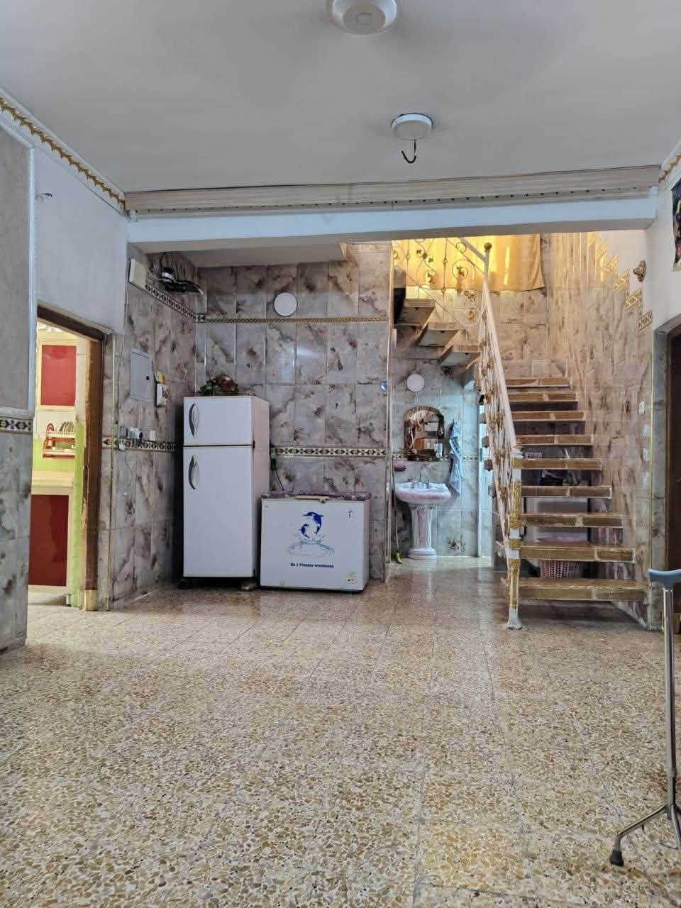 🏡 بيت للبيع – حي الشاوي
📍 الموقع: حي الشاوي (ركن)، خلف الشارع العام مباشرة.
📐 المساحة: 275 م
🛣️ عرض الشارع: 16 متر

تفاصيل العقار:
🔹 الطابق الأرضي:
غرفة
صالة
كليدور
مطبخ
صحيات داخلية وخارجية
طارمة
حديقة بمساحة 40 م
🔹 الطابق الثاني:
غرفتا نوم
سطحان
🔹 المشتمل:
غرفة كبيرة
مطبخ
صحيات
مسلك مستقل
📞 للاستفسار: *********** 

#عقارات_بابل #بيت_للبيع #حي_الشاوي #الحلة #عقار_للبيع #طابو_صرف #استثمار_عقاري #بيوت_للبيع #بابل #العراق
