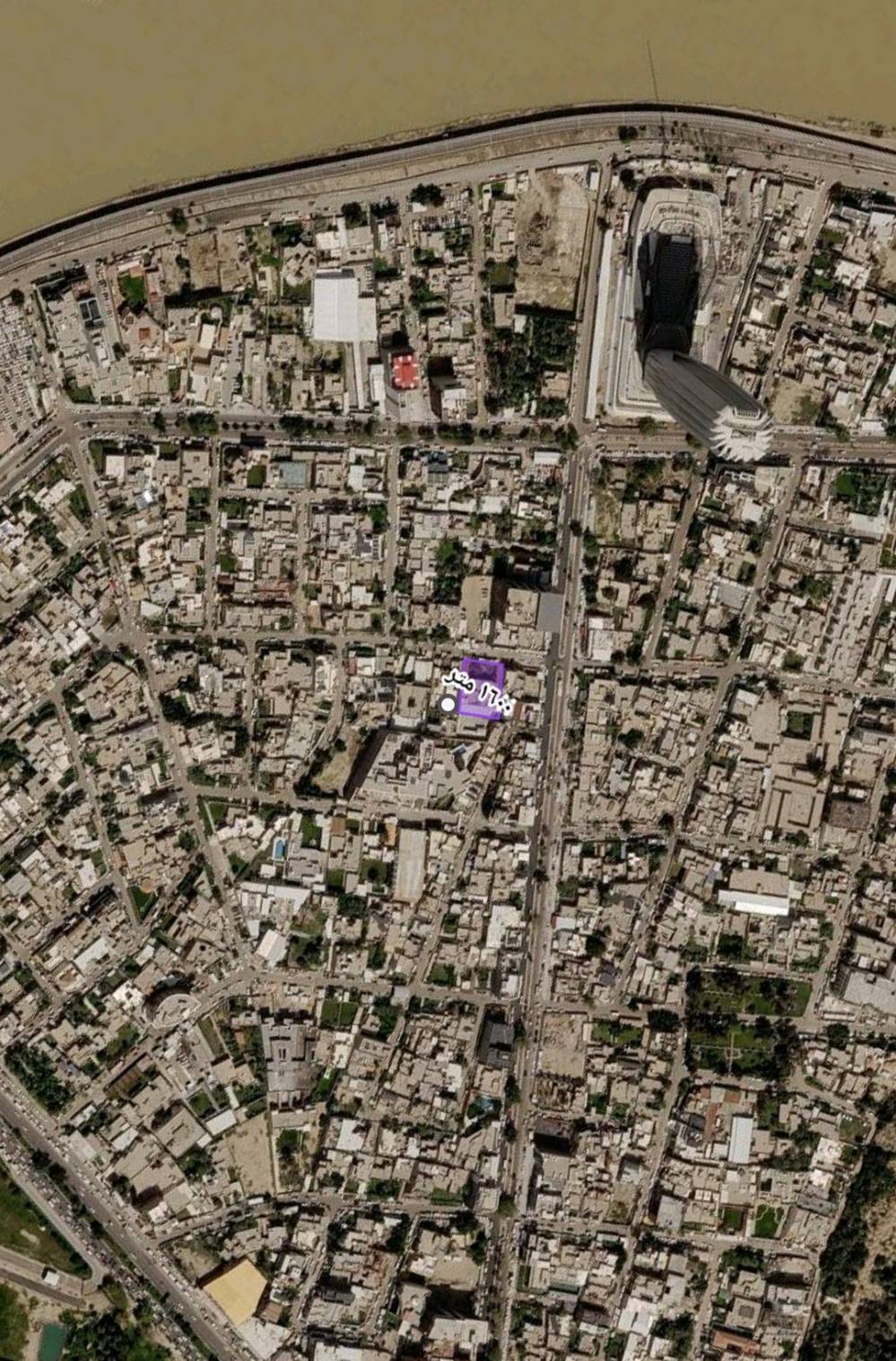 صرح عقاري سيادي للإيجار السنوي – بغداد، الجادرية (المربع الرئاسي) 
مقر استراتيجي متكامل بمواصفات أمنية ولوجستية رفيعة المستوى، مخصص للبعثات الدبلوماسية، السفارات، المنظمات الدولية، مقرات الشركات الكبرى، والهيئات الاستثمارية والسيادية.

​الموقع والأهمية الاستراتيجية:

​العنوان: قلب العاصمة بغداد – الجادرية، المنطقة الرئاسية (محلة 915). ​المحيط: موقع محمي ومؤمن بالكامل، مجاور لمشروع وصرح البنك المركزي العراقي الجديد، وبجوار مقرات دبلوماسية وهيئات رسمية رفيعة. 

​المواصفات العامة والمساحات:

​المساحة الكلية: 1600 متر مربع. ​التصميم والواجهات: بناء فخم وواجهات حجرية حديثة مع زجاج بانورامي عاكس يمنح المبنى طابعاً مؤسسياً ورئاسياً مهيباً. ​المبنى الرئيسي: ​8 غرف واسعة مجهزة لتكون مكاتب إدارية أو أجنحة خاصة. ​4 صالات واستقبالات رحبة (Reception & Halls) مفتوحة ومتعددة الاستخدامات. ​6 دورات مياه بتوزيع مدروس يخدم الأقسام الإدارية والضيوف. 

​المرافق والخدمات الخارجية:

​قاعة فعاليات ومؤتمرات: مساحة خلفية كبرى مسقوفة بالكامل، مهيأة للاجتماعات الموسعة، المؤتمرات، أو الفعاليات الخاصة. ​المواقف وسعة السيارات: كراجان مستقلان يتسعان لـ 8 سيارات بمرونة وسهولة للحركة والمناورة. ​المنظومة الأمنية: مجهز بغرفة ونقطة سكيورتي وحراسة خارجية مستقلة للتحكم بالمداخل وعمليات التفتيش والمراقبة على مدار الساعة. ​الحدائق والمسطحات الخضراء: حديقة مشجرة تضفي خصوصية وراحة للمقر. ​نظام العقد: إيجار سنوي طويل الأمد للجهات الرسمية والشركات المعتمدة. 
للحجز، الاستفسار، وتحديد موعد للمعاينة الميدانية:

​هاتف / واتساب  ***********
