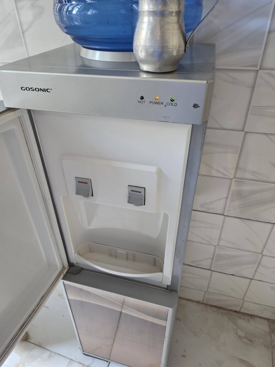 بنات غراض مطبخ مستعمل اخو الجديد للبيع فقط الثلاجة جديده ب الباكيت الصغيره استخدام ايام والبراد الصغير استخدام ايام
الثلاجه الكبيرة سعرها ٣٠٠ ال جي ياباني 
الثلاجة الصغيره انكيدو مصري سعرها ١٧٥ 
البراد الصغير ماركة نوال ب٩٠ 
البراد الكبير جو سو نيك سعره ٧٥ 
المجمده هيرو سعرها ٢٠٠ قفل 
الطباخ فريش مصري شغال هو والفرن اخو الجديد يلمع ١٥٠ 
كاونتر قفل ٣٠٠ المنيوم اولي البطن محشي كله مع سنك راح اخلي الكم الصور 
الي يحب يشتري يتصل على الرقم ***********
 بنات غراض مطبخ مستعمل اخو الجديد للبيع فقط الثلاجة جديده ب الباكيت الصغيره استخدام ايام والبراد الصغير استخدام ايام ادمن وافقي فدوه
