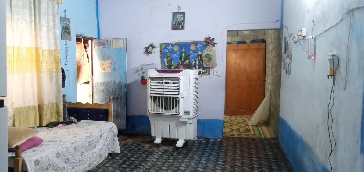 السلام عليكم بيت للبيع المساحة ١٠٠متر الواجهة ٥ والنزال ٢٠ يحتوي على إستقبال وغرفة وصالة مع صحيات خارجية والسقف عقادة مع درج خارجي زراعي سند ٢٥ المحموديه حي السيدة زينب السعر ١٧ وبي مجال الشراي يتصل على الرقم 078‪14422120 بي واتساب مستعجل على بيعة
