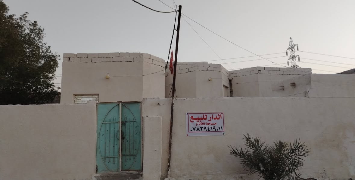بيت للبيع مساحة 200متر
غرفتين وصاله ومطبخ وبراني وصحيات خارجيه
الموقع المدخل الجنوبي
 قرية آل مجيبل قريب على
 الشارع الي يروح للشراكيه 
السعر 21 وبيه مجال قليل
***********
