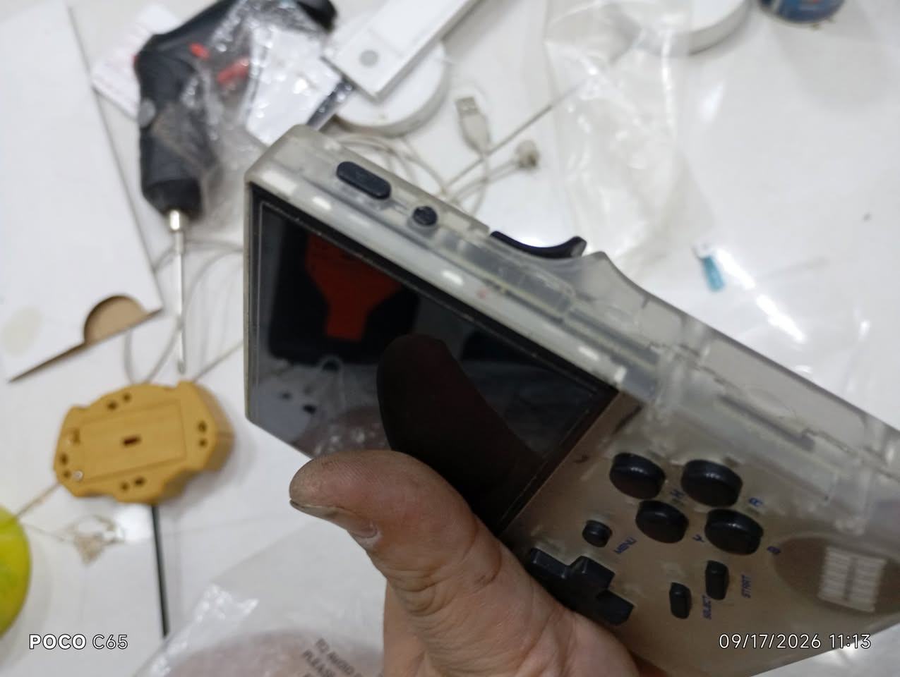 بسعر البلاش
فرصة مميزة! جهاز ألعاب ANBERNIC RG 35XX للبيع 🎮

​الموديل: ANBERNIC RG 35XX (شفاف)

​الحالة: مستعمل، بحالة جيدة جداً، مع بعض علامات الاستخدام البسيطة (كما هو موضح بالصور ).
الجهاز بحاجة الى تبديل بطارية يعني ابيع فحم

​المواصفات: 

​شاشة ملونة واضحة.

​أزرار تحكم كاملة (D-pad، أزرار حركة، أزرار كتف L1/L2/R1/R2).

​بطارية ليثيوم بوليمر (Li-Po) قابلة لإعادة الشحن بسعة 2600mAh (3.8V).

​منافذ متعددة: منفذ شحن Type-C، منفذ سماعات 3.5mm، ومنفذ Mini HDMI للتوصيل بالتلفزيون.

​فتحات لبطاقات الذاكرة (MicroSD).

​السعر: 9,000 دينار عراقي فقط!

​للتواصل والاستفسار: يرجى المراسلة على الواتساب على الرقم: ***********

​لا تفوت فرصة استعادة ذكريات الألعاب الكلاسيكية

نص مكتوب في الصور:
- POCO C65 09/17/2026 11:13