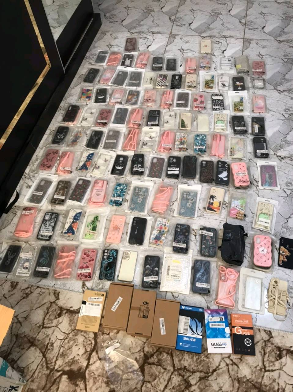 كفرات شي ان شلعة كلهن حديثات
للبيع او المراوس

وموضحات بالفيديوهات 

عددهن 250

125 كفر ايفون

125 كفر اندرويد

مع لواصق وكفرات ايربود وسير ساعات ابل

*********** بي واتساب