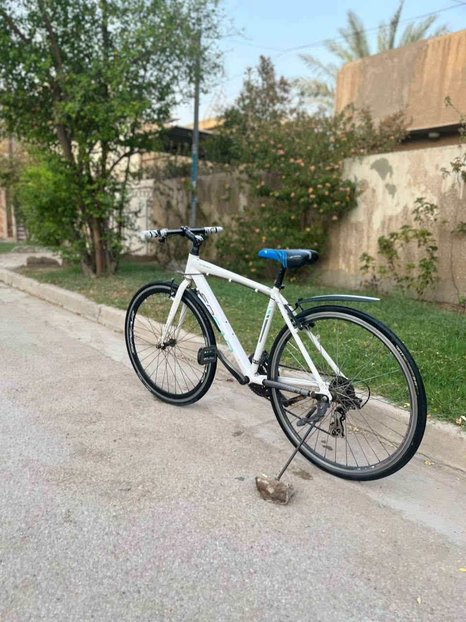سلام عليكم دراجة هجين (Hybrid Bike) كامله مكمله 
خاليه من أي نقص، 
عكرب وبريكات شينمانو  
معدل ألمنيوم بل كامل حتا وياله المنيوم 
 بريكات عكرب بحاله ممتازه 
شركه معروفه  
لون أبيض  
مكان بغداد بياع لتواصل ***********        سعر حيكون 110  وبي مجال لشراي  طبعن سعره اغله بس  أريد ابيع
