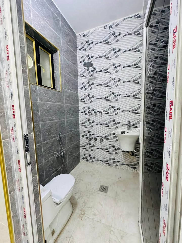 🏠 عقار مميز للبيع - فرصة لا تعوّض! 🏗️
ملاحضه / العنده عقار 🏡#للبيــــــع ويريد يبيع  #دزولنه كافه التفاصيل العقار مع ذكر السعر ورقم التلفون ☎️وان شاء الله باقرب وقت ينباع يمنه 🤲❤️
————————————————-
🔸مشتملات للبيع طابو صرف  
63متر الواجهه 3،50م والنزال 18م
بناء سنة 2026🔑 تسليم مفتاح تكمه كامل مكمل

 وفارغ وجاهز للسكن او للاستثمار اذ حبيت تستثمره اجره الك اقل شي ب700الف ايجار سريع 💨

🔸الطابق 1️⃣كراج وخدمات خارجيه واستقبال ومطبخ حار وبارد وخدمات داخليه ًوغرفه نوم
     الطابق 2️⃣غرفتين نوم وخدمات وبلكونه 
     الطابق 3️⃣بيتونه كبيره وسطحين امامي وخلفي
 
🔸موقع العقار ممتاز جدا📍الشعب شارع عدن مقابيل جامعه الامام الكاظم بالعقاري الثانيه شارع عريض 
عرضه 15م ورصيف عريض عرضه 3م        
 .+ مناسب جدا لحك قبل لاينباع

🔸السعر: 175مليون وقابل للتفاوض 

مكتب ابو علي الدراجي للعقار 🏛️
المكتب مجاز رسميآ _وؤكيل منصه عقاريه ✅ 
 الشعب-نهايت شارع الصحه-مقابيل كرزات ركن الصحه 
***********📞
***********📞 ‭
***********📞
