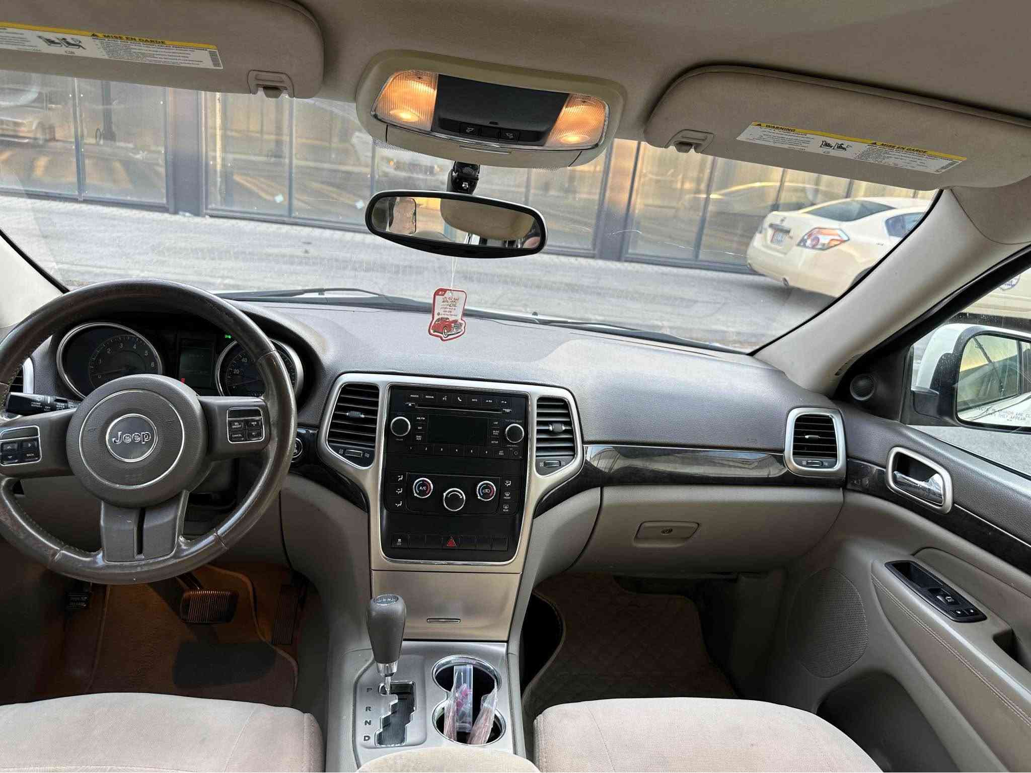 Jeep Laredo 2011
ده‌بڵ ئاكسل سڵاید نیه‌
١٣٦ هه‌زار رۆشتووه‌
بۆیاخی نیه‌  دوو سێ په‌ڵه‌ كارتئ هه‌یه‌ 
سه‌یاره‌كه‌ زۆر تازه‌ ماوه‌ته‌وه‌ 
گیر و مه‌كینه‌ به‌شه‌رت 
سه‌نه‌وی تازه‌یه‌ 
سعری ١٣٥ گه‌ڵا و مه‌عامه‌له‌
*********** السليمانية, العراق
