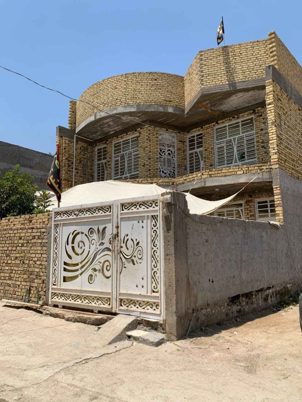 السلام عليكم دار للبيع طابقين موقع مميز طابو زراعي سند 25 المساحة 250م بناء حديث موقع البيت عله ربيانه
في الفرع مقابل وعد الكصاب 
خدمات ماء كهرباء كاملة شارع صب يحتوي الطابق الاول علة استقبال كبير وصالة كبيرة ومطبخ وغرفتين والطابق الثاني غرفتين وصالة قيد الانشاء صحيات داخليه وخارجية السقف للطابقين كونكريت مسلح 
المكان بابل المدحتية الحمزه الغربي 
السعر 140 وقابل للتفاوض استفسار اكثر *********** واتساب
السلام عليكم دار للبيع طابقين موقع مميز طابو زراعي سند 25 المساحة 250م بناء حديث موقع البيت عله ربيانه
