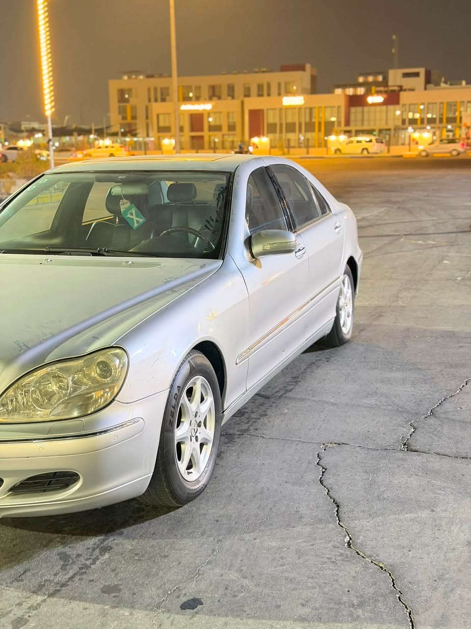 السلام عليكم مارسيدس موديل 2000 غواص بلاديه السياره كلشي شغال بيها تبريد ثلج محرك وكير بلاد سياره حيل نضيفه رقم بغداد انگليزي بسمنه السعر 
مواصفات S 350 فول / جكات / فتحه سقف / كشنات جلد وكهرباء الشراي يتصل ويدلل
-***********-
السعر 117 وبيه مجال شرط احلا من الصور اذا مو احلا من الصور كروتك انه ادفعها 
مكاني بصره 📍

