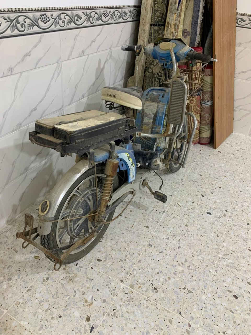 دراجة شحن للبيع
الدراجة بدون بطاريات كشرهة اغلبه سليم وياهة عقل وغراض كامله فقط بطاريات سعرهة 65 الف مكاني الرمادي 5 كيلو 
الرقم واتساب فقط ***********
