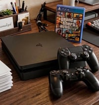 للبيع جهاز ps4 بلاي ستيشن فور نظيف مع (2 جوستك) اصلية + قرص (GTA5+ فيف...