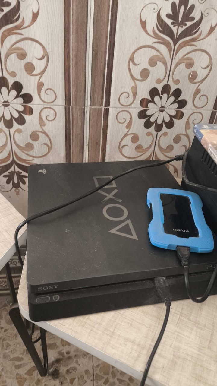 بلي 4 سلم ، ذاكره 500
+ يو بي اس
+ هارد 1 تيرا 
+ جوستكات 2 
+ كيبل تشغيل وكيبل HD وكارتونته 
ويا شتراك شهري بلس ديلوكس تركي
ويا قرص Battlefield 1
الالعاب الي داخله 
Call of Duty Modern Warfare 3
FARCRY5
Resident Evil Village
God of War Ragnarok
Rise of the Tomb Raider
Yakuza : Like A Dragon
Red Dead Rememption 2
Grand Theft Auto V " GTA "
EA SPORTS FC26
Dying Light
Mortal Kombat 11
Metro 2023 Redux
Metro Exodus
Metro : Last Light Redux
Marvel' Spider-Man : Miles Morales
+ مكتبة العاب تحتوي اكثر من 500 لعبة تحب استعرضلك باقي الالعاب ايضا مو مشكلة 
+ مكتبة العاب بلي 3+ بلي 2 
-
متوفر واتساب السعر قفل 360 
*********** 
عنواني كربلاء  .
