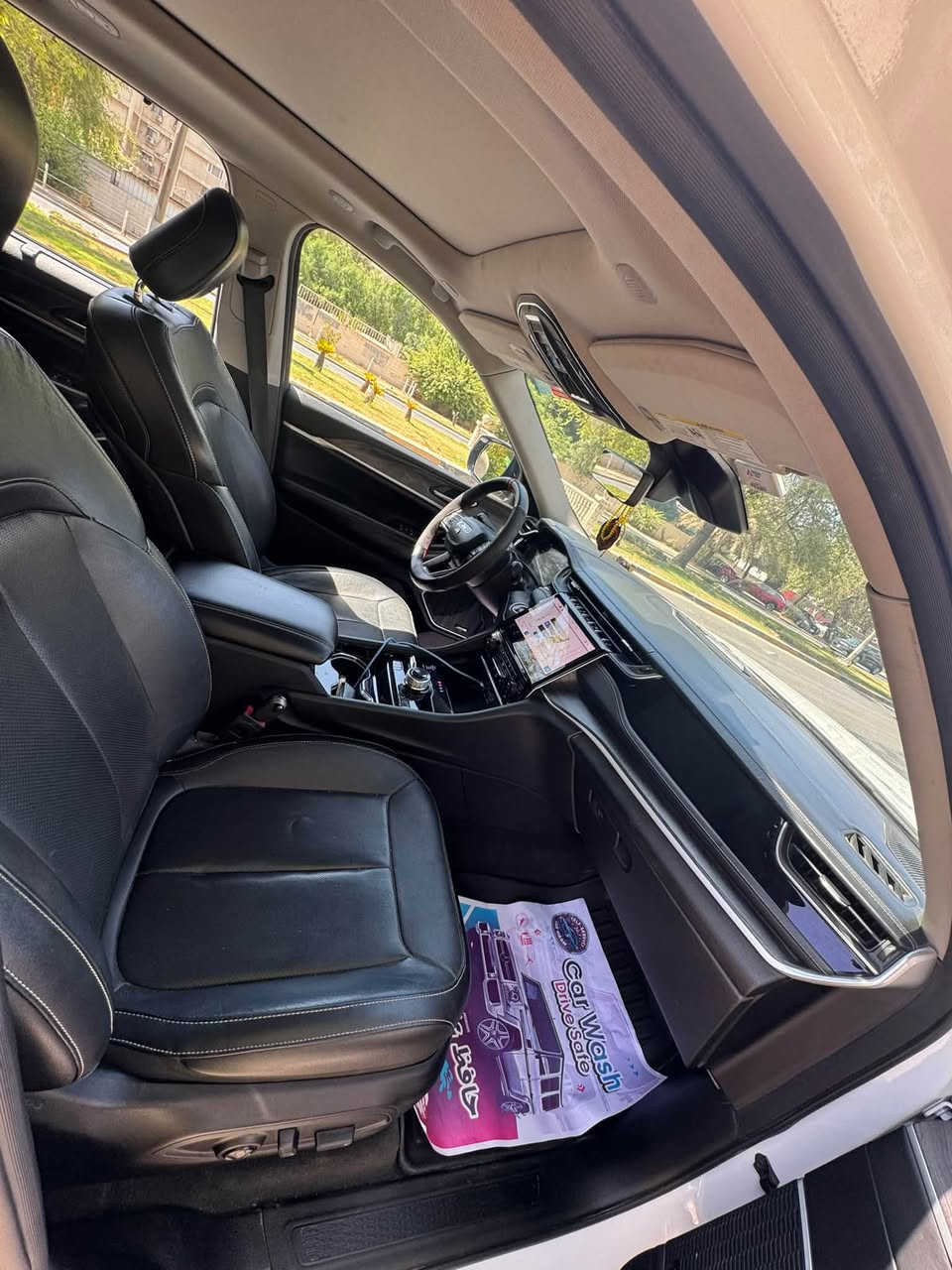 السلام عليكم
للبيع 

** Jeep Grand Cherokee 4xe**

** موديل 2022**

- وارد أمريكي
- ممشى: 45000 كم
- محرك 2.0 تيربو + هايبرد (e-sive
- ⁠-in Hybrid)
- قوة 375 حصان
- دفع رباعي (4x4)
- جير أوتوماتيك 8 سرعات
- لون أبيض / داخلية جلد أسود
-  3 شاشة كبيرة مع Apple CarPlay وAndroid Auto
- كاميرا خلفية
- ⁠صندوق كهرباء
- المقاعد 5 راكب
- حساسات أمامية وخلفية
- تشغيل بصمة ودخول ذكي 4 ابواب
- السيارة بحالة جيدة جدًا وجاهزة للاستخدام

🔹 ملاحظة: السيارة كانت تحتوي على ضرر أمامي وخلفي وتم إصلاحها.

💰 السعر: 270$

📍الموقع: بغداد

للاستفسار يرجى التواصل على الخاص أو الاتصال.

***********
