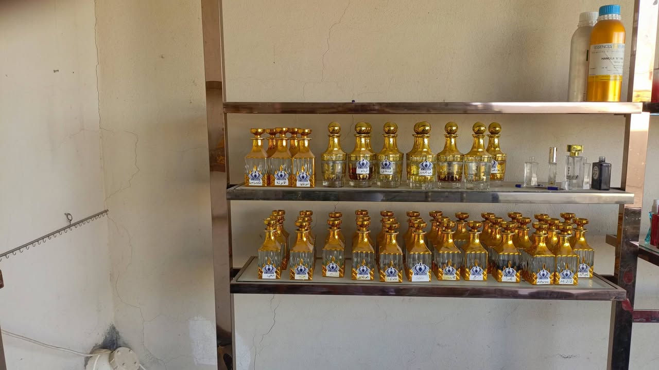 سلام عليكم شيش عطور للبيع الصفار اصلي ما يروح ٨٣ قطعه مربع و١٨ قطعه دائري القطعه الفين ونص ***********
