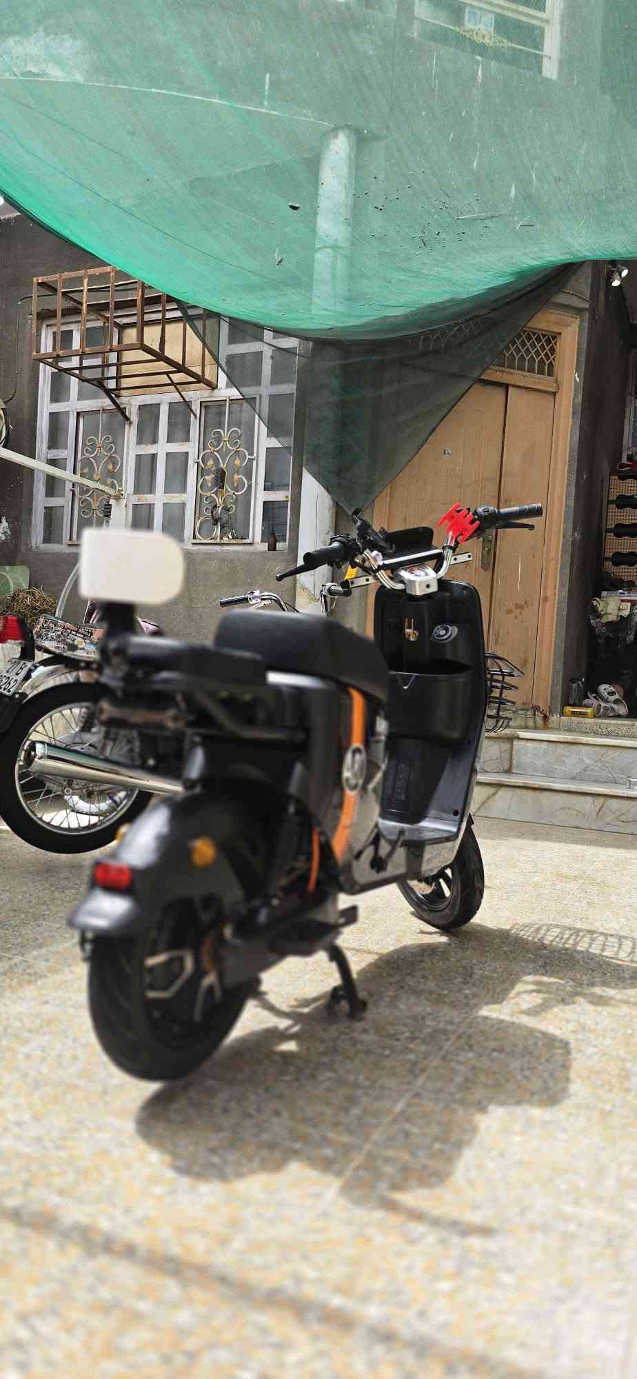 السلام عليكم 

دراجه شحن 

اسمها A8L ابحث عنها وشوف مواصفاتها

6 بطاريات كبار تمشي مسافه من 50 الى 60 كيلو بالشحنه الوحده 

ملف 1500 واط يعني سرعتها 60 حقيقي 

يجي وياها شاحنتها 

وسيويچين و ريموت 

تشغيل عن بعد 

قفل ستيرن وتاير خلفي 

بيها نظام انذار 

تايراتها نظيفه كلش 

ونضام بريكات عنبار (فلنجات)

مكاني ناصريه مركز 

السعر 600 الف وبيها مجال حگ الجيه

الرقم ***********
وبي واتس اب
