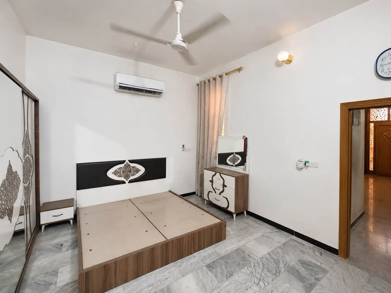 🏡 للبيع – منزل في حي الميلاد
فرصة مميزة لامتلاك منزل في موقع هادئ ومناسب للسكن.

📍 الموقع: حي الميلاد
📐 المساحة: 100 متر
🏠 البناء: طابق ونصف
🛏️ عدد الغرف: غرفتان
📜 السند: طابو صرف

💰 السعر: 200 مليون دينار عراقي (قابل للتفاوض مع الجادين)

المنزل مناسب للسكن العائلي، وقريب من الخدمات والأسواق.

📞 للاستفسار والتواصل:
***********
***********
