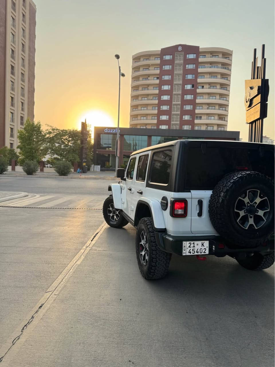 Jeep wrangler 2023 rubicon
سەیارەکە فول مواسەفاتی روبیکۆنە  
شاشە و کامێرا 
سیستەم ساوند 
قفلی ئەکسلەکان 
زۆر مواسەفاتی تر 
مەکینەی ٢٠ تۆڕبۆیە
حادیسەیەکی زۆر خەفیفی هەیە بەس دەعامیەکەیەتی 
ئێرباگ سوکان تەقیوەو دانراوەتەوە 
٢٠ هەزار ڕۆشتوە 
تەحویل وەکالە بە شەرت نرخ :٢٧٥
*********** السليمانية, العراق

